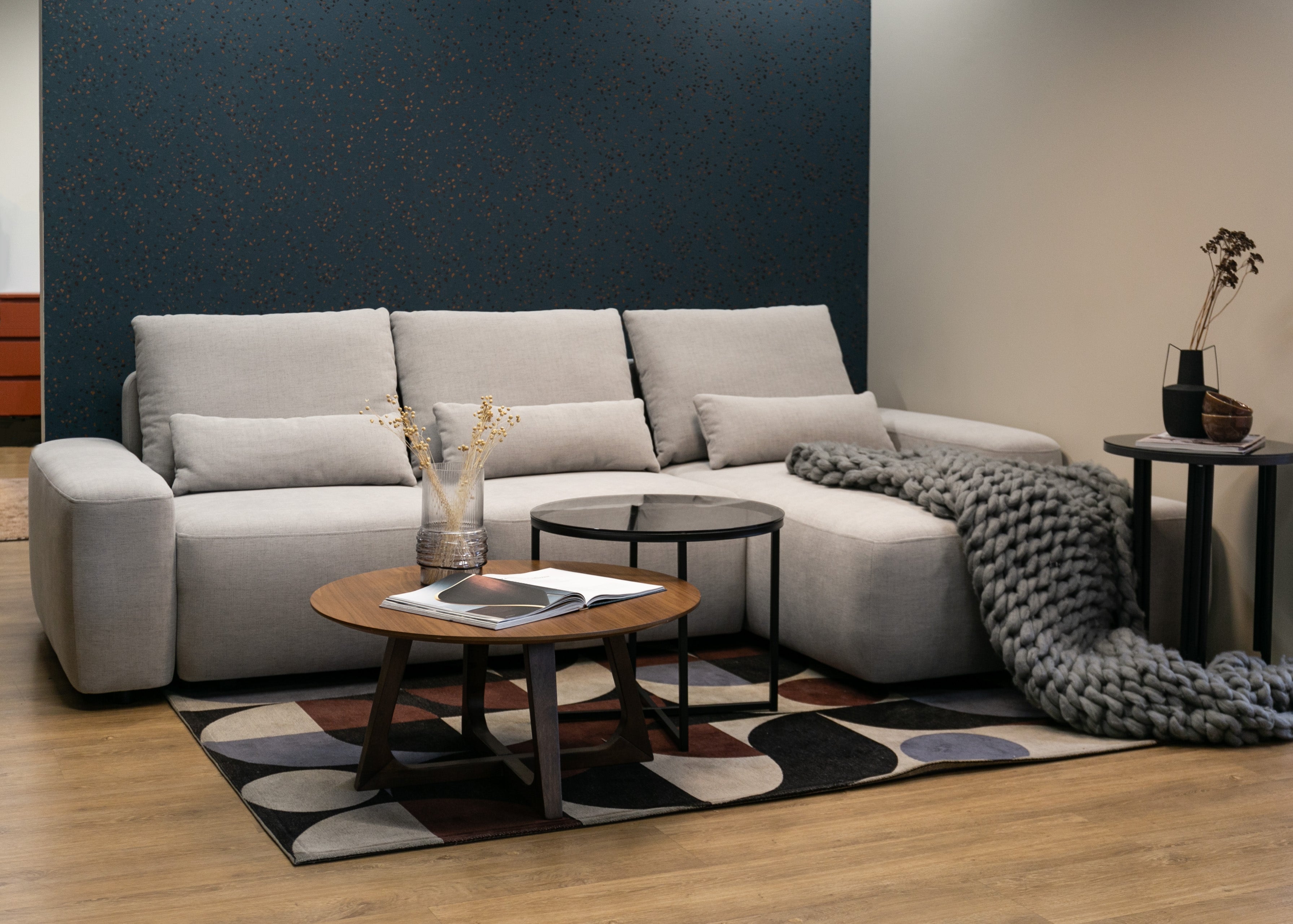 Ecksofa mit Schlaffunktion Carnos, L-förmig, mit zusätzlichen Lendenkissen, grau, hydrophober Chenille-Stoff, rechtsseitig