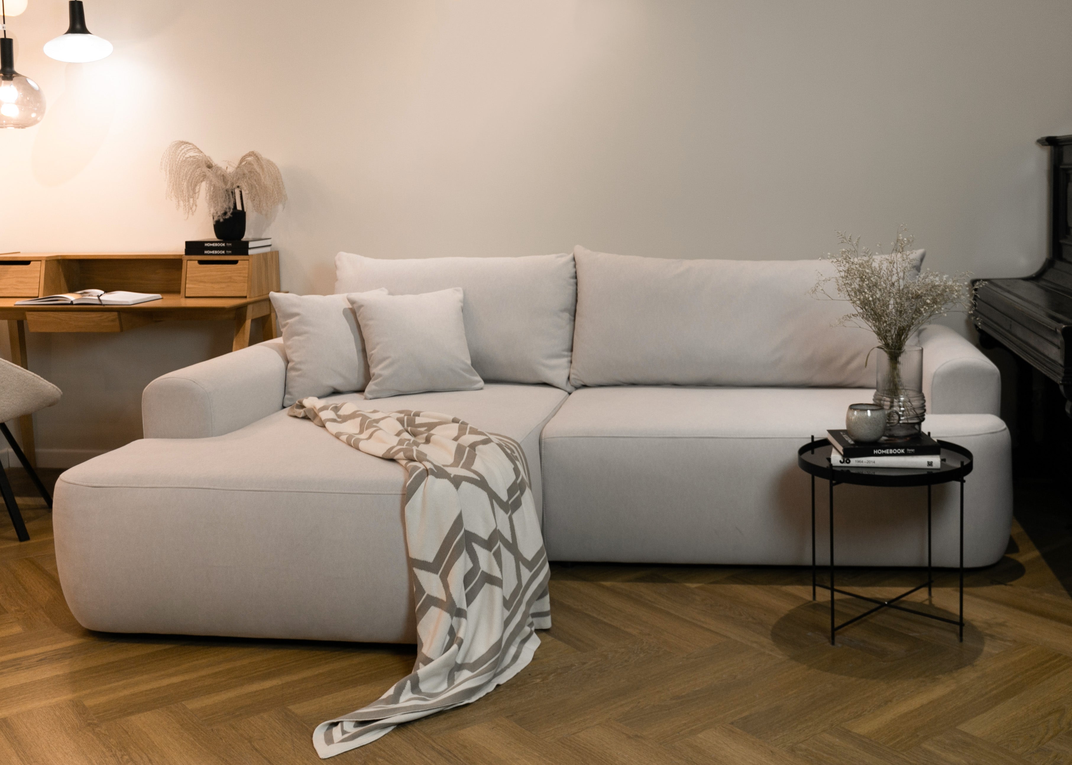 Ecksofa mit Schlaffunktion Ovo, L-förmig, hellbeiger Samt, mit Stauraum, aus leicht zu reinigendem Stoff, linksseitig