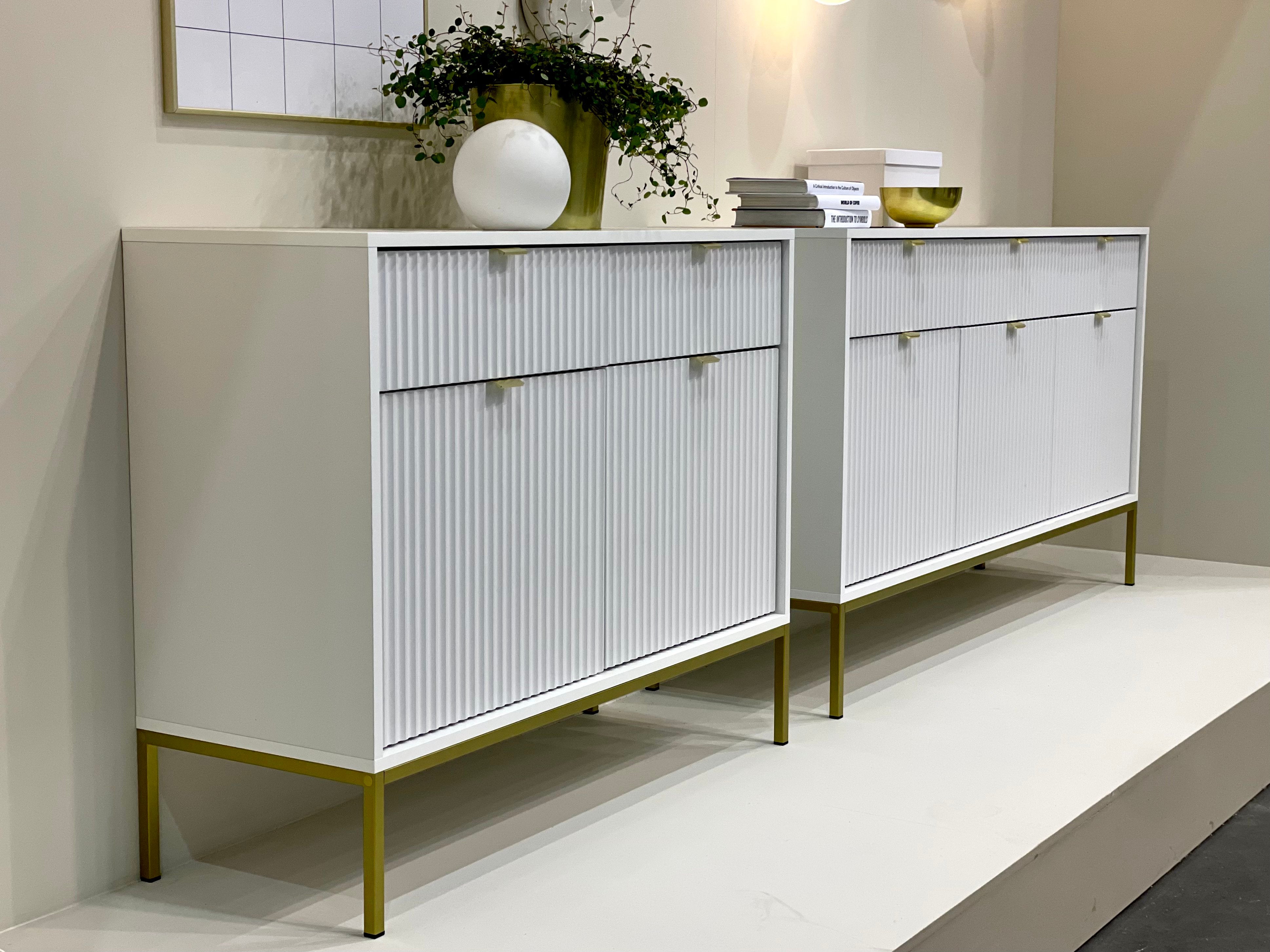 Zweiturige Kommode Vellore 104 cm weiß mit gerillten Fronten und goldenen Griffen