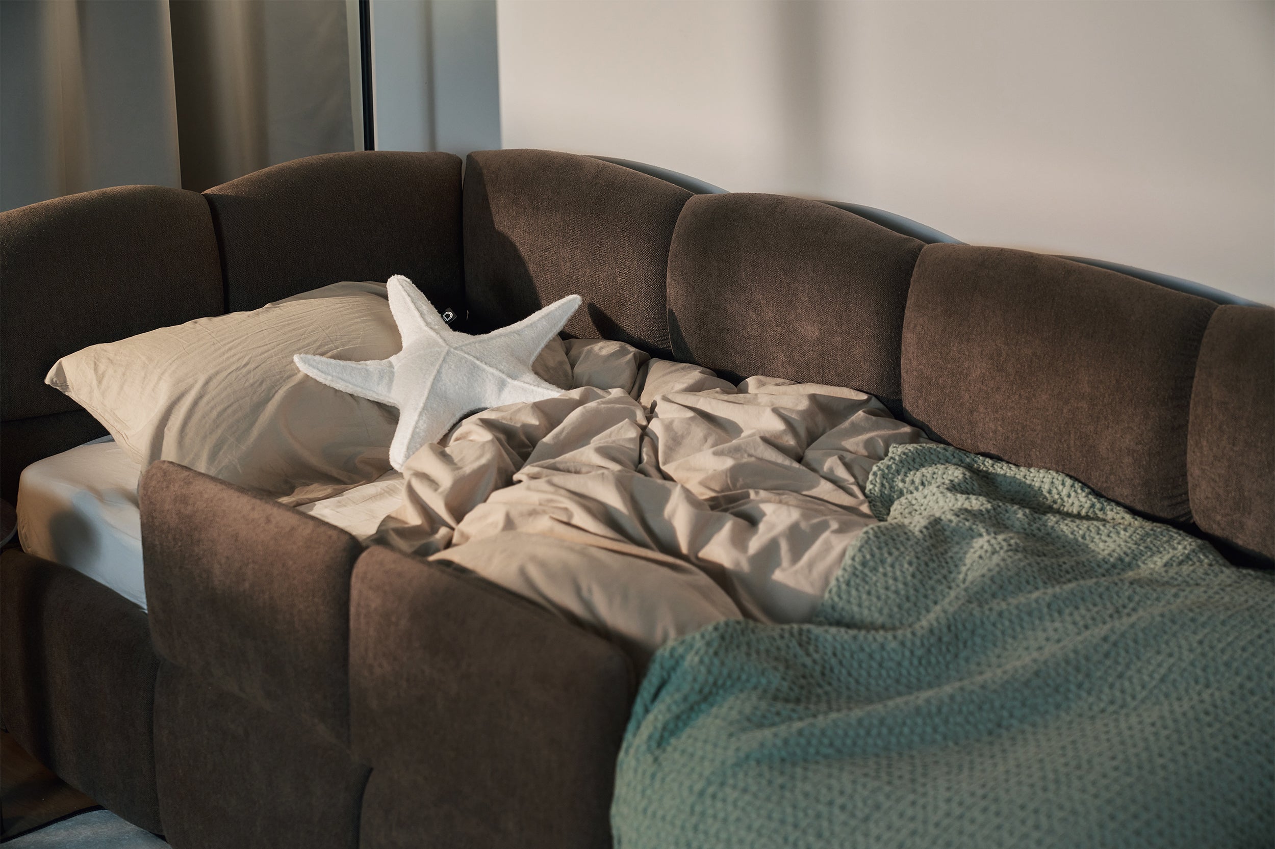Jugendbett 90x200 cm Cloudy, linksseitig, mit Stauraum und Seitenschutz, brauner Chenille-Bezug