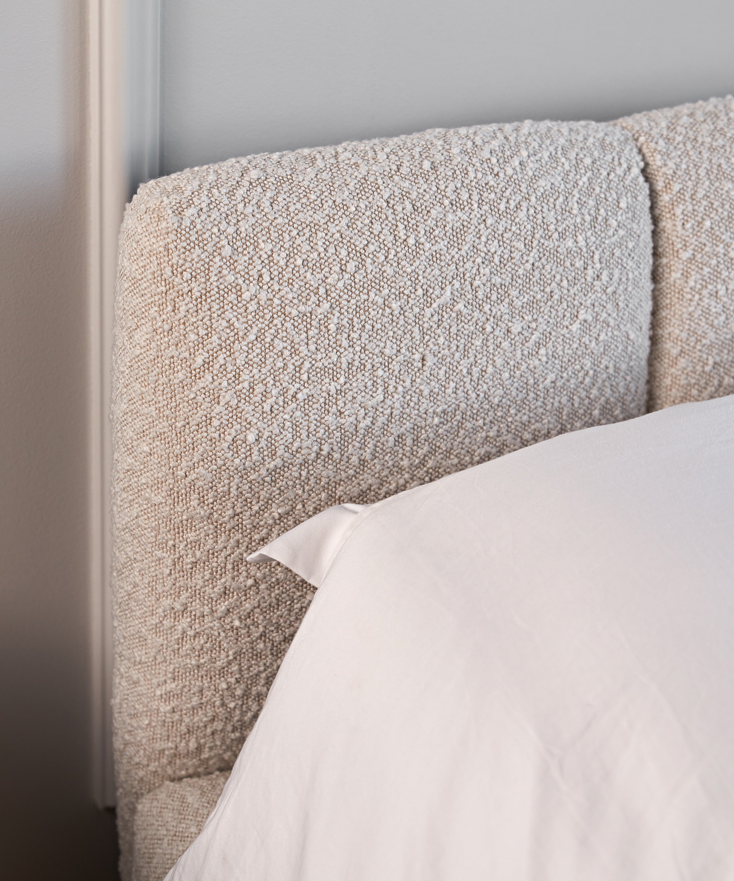 Polsterbett 160x200 cm Cloudy Low hellbeige Bouclé mit Holzlattenrost