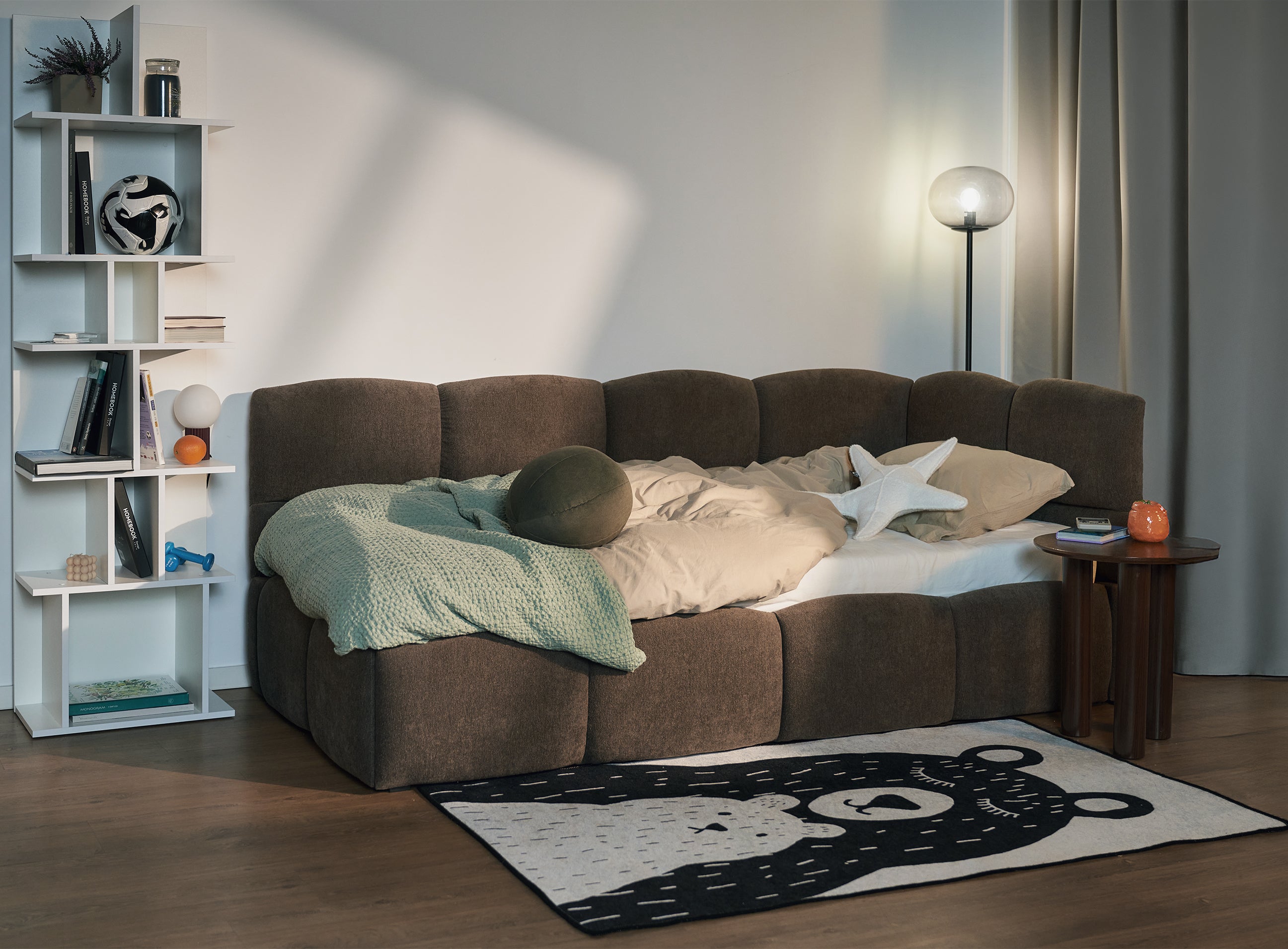 Jugendbett 90x200 cm Cloudy, rechtsseitig mit Stauraum und braunen Chenille-Gittern