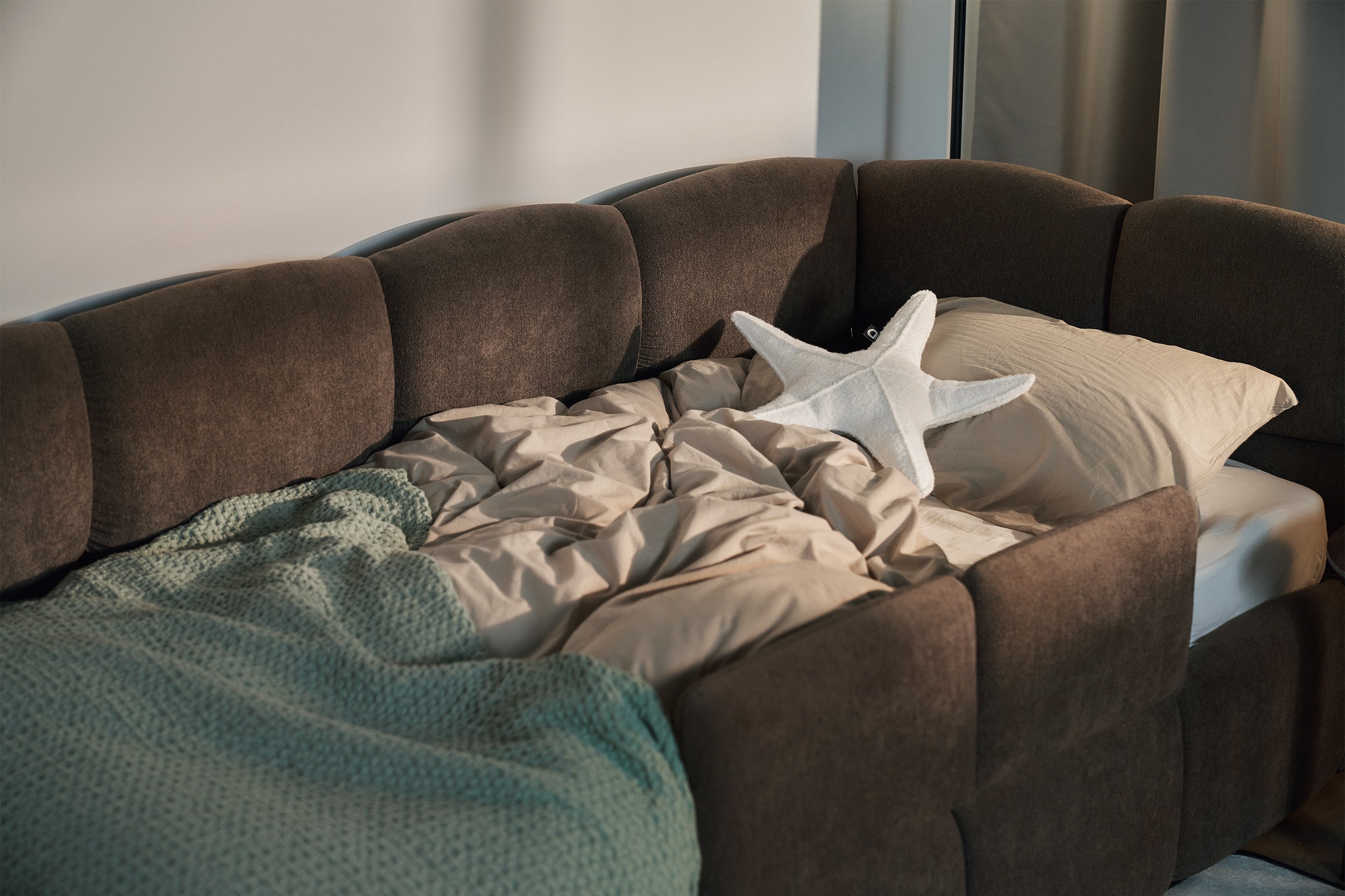 Jugendbett 90x200 cm Cloudy, rechtsseitig mit Stauraum und braunen Chenille-Gittern