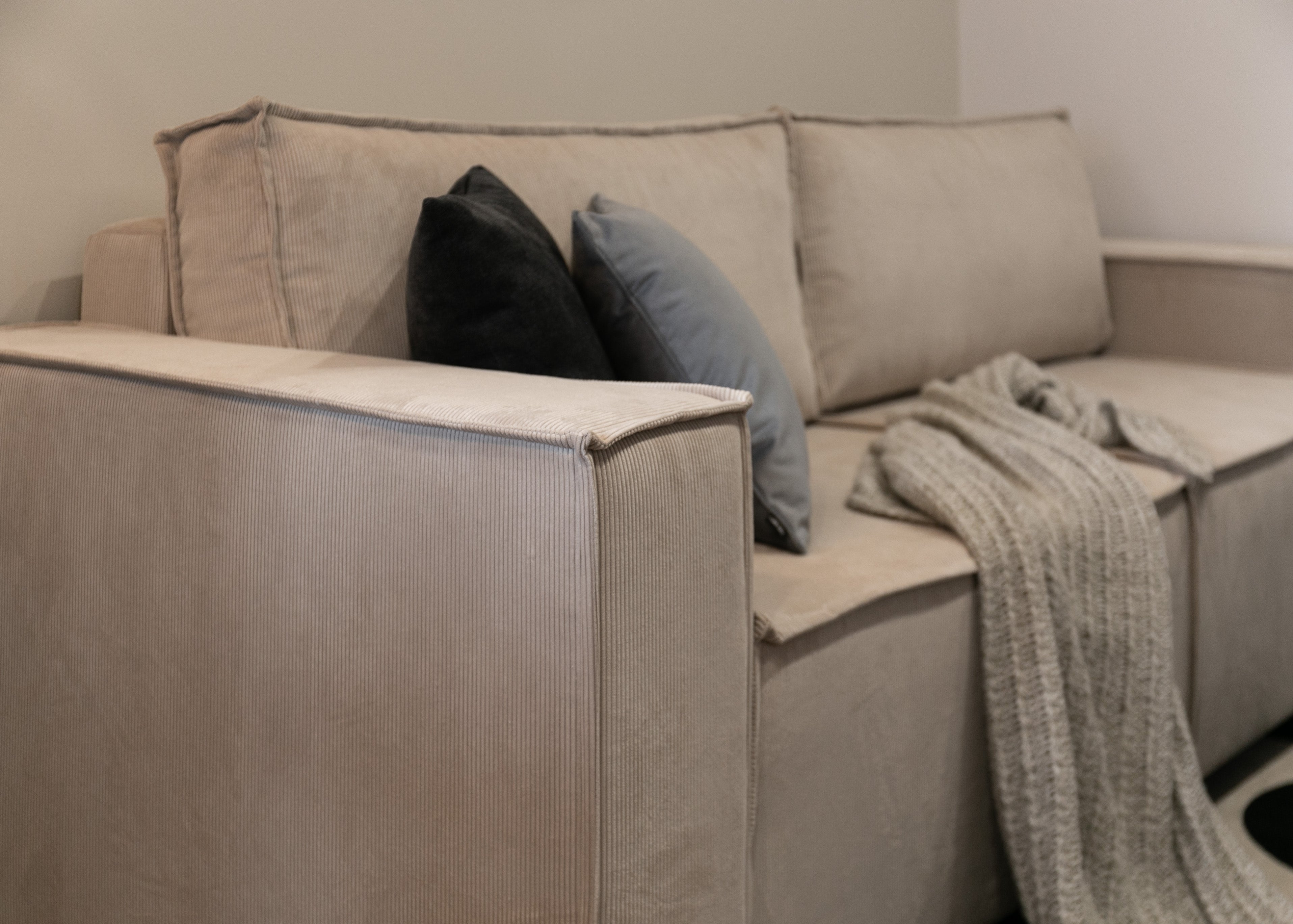 Dreisitziges ausklappbares Sofa Copertino, beige Cord