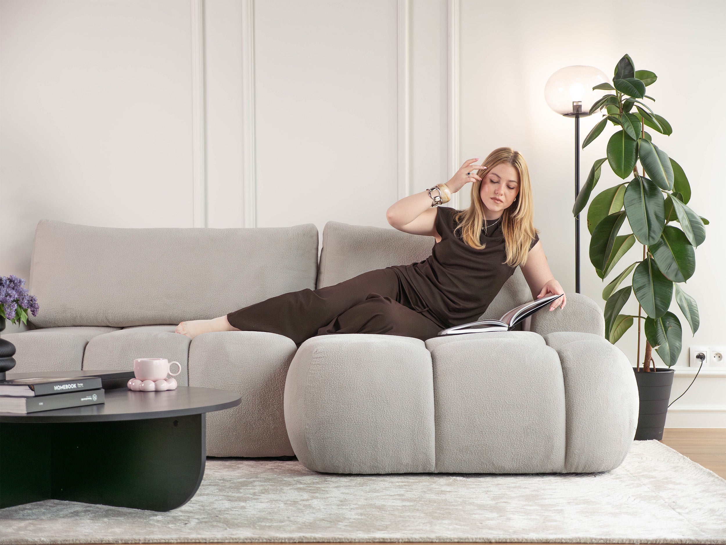 Ecksofa mit Schlaffunktion Ombo Mini, L-förmig, rechtsseitig mit Stauraum, grau-beiges Bouclé
