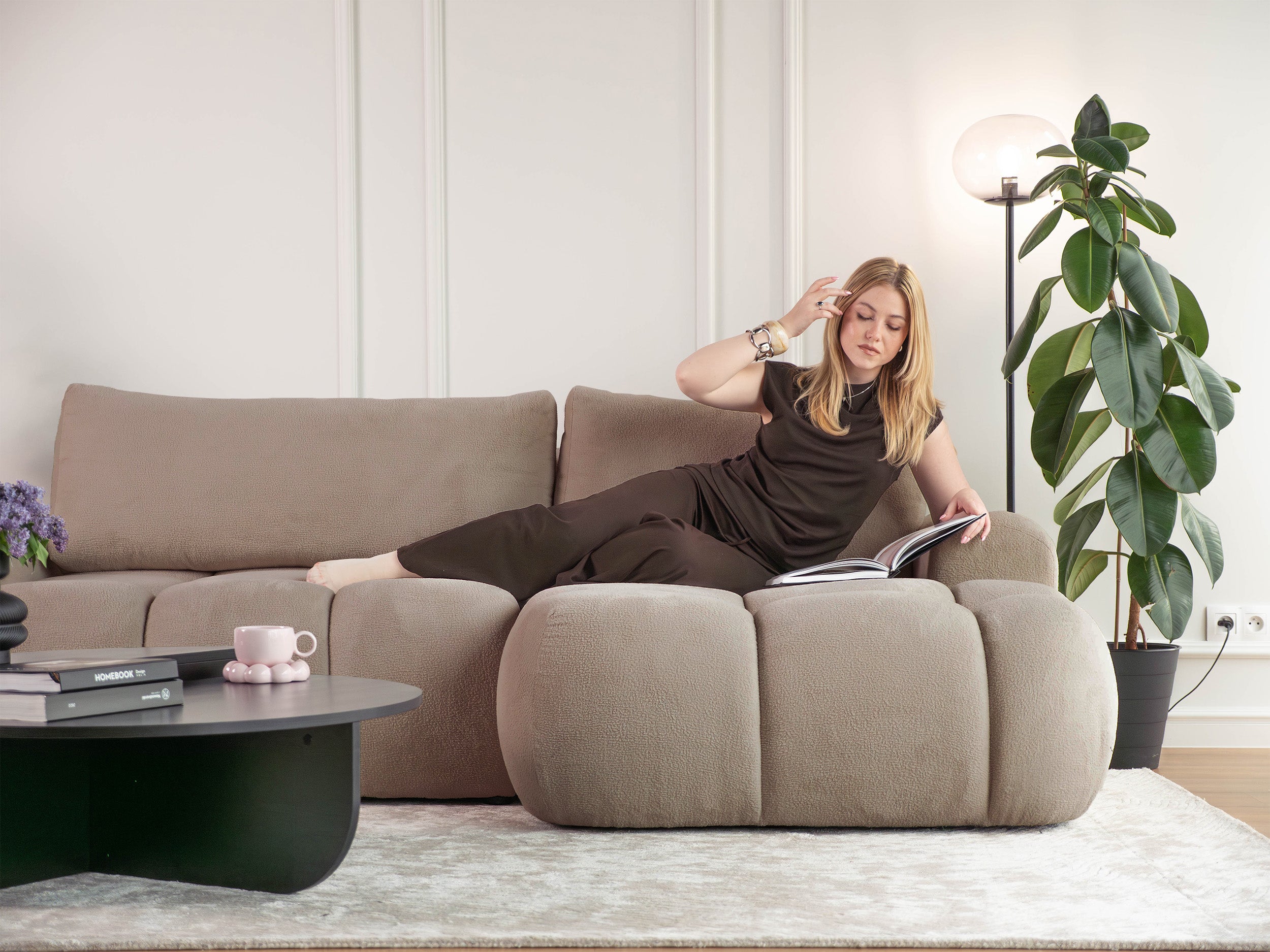 Ecksofa mit Schlaffunktion Ombo Mini, L-förmig, rechtsseitig, mit Stauraum, dunkelbeiges Bouclé