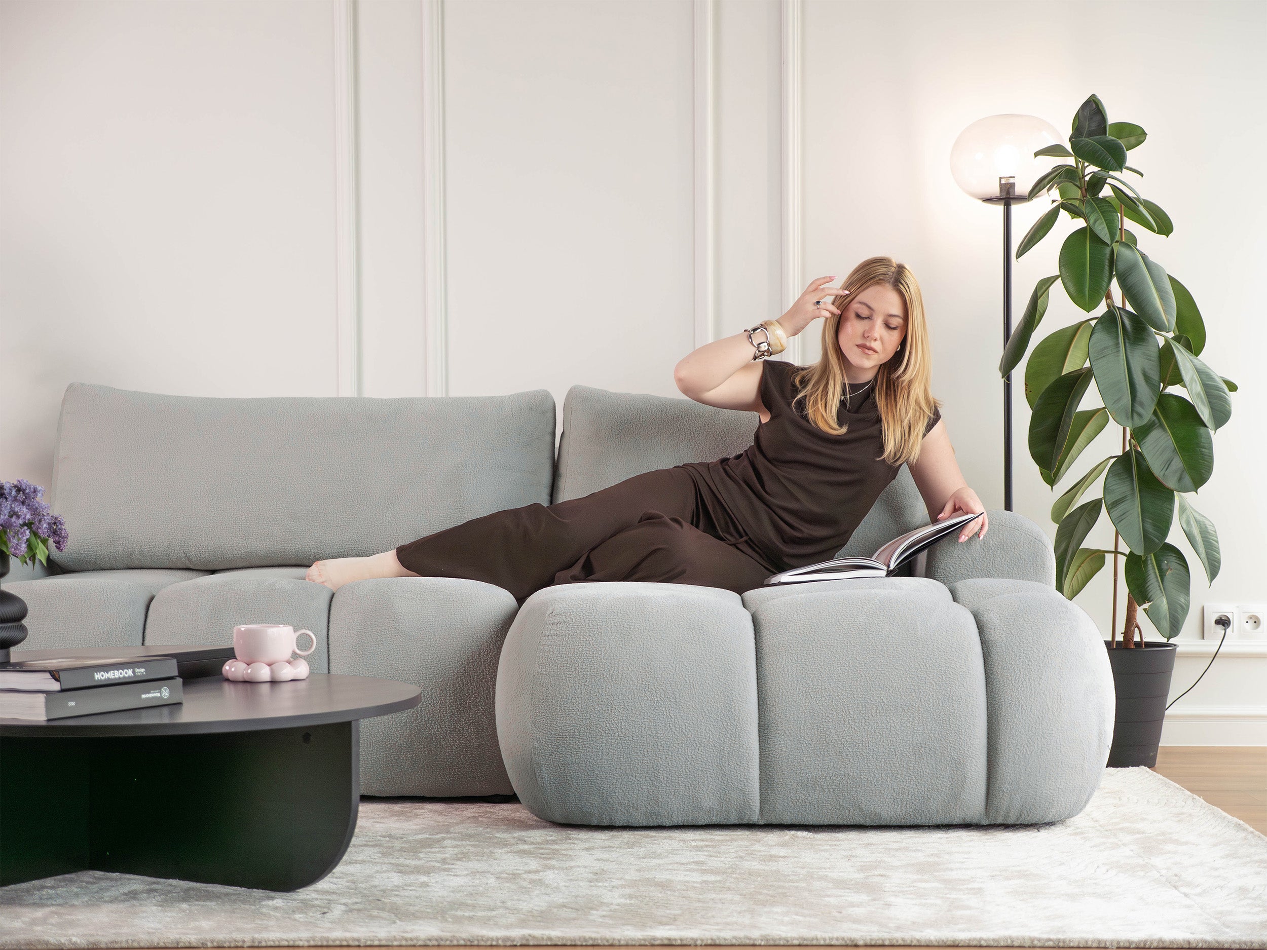 Ecksofa mit Schlaffunktion Ombo Mini, L-förmig, rechtsseitig, mit Stauraum, hellgrauer Bouclé-Stoff