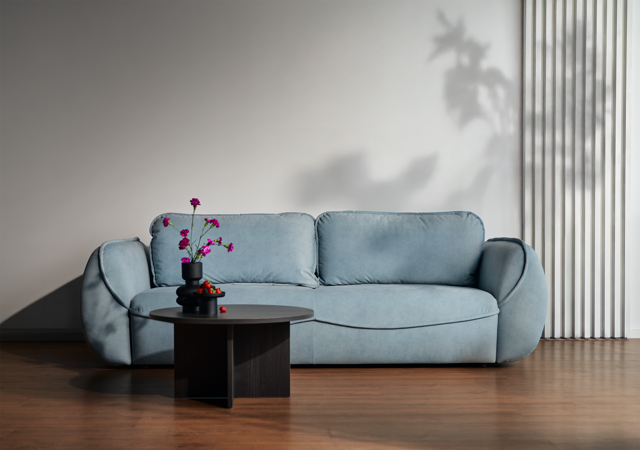 Dreisitziges ausklappbares Sofa Cutie mit Stauraum, hellblauer Samt, pflegeleicht