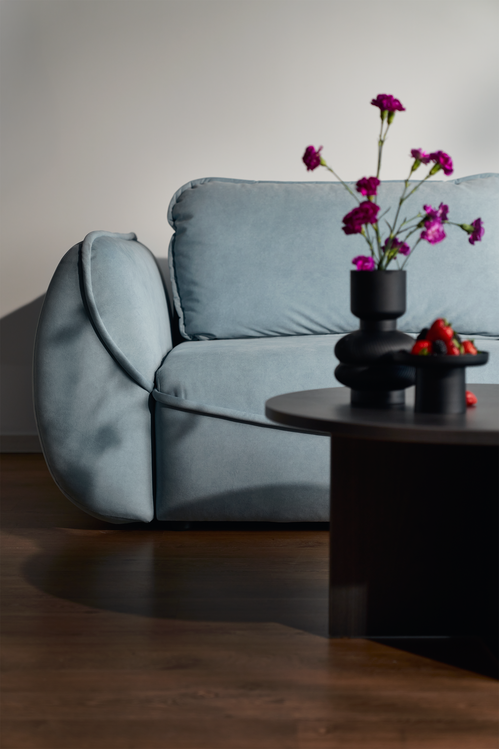 Dreisitziges ausklappbares Sofa Cutie mit Stauraum, hellblauer Samt, pflegeleicht