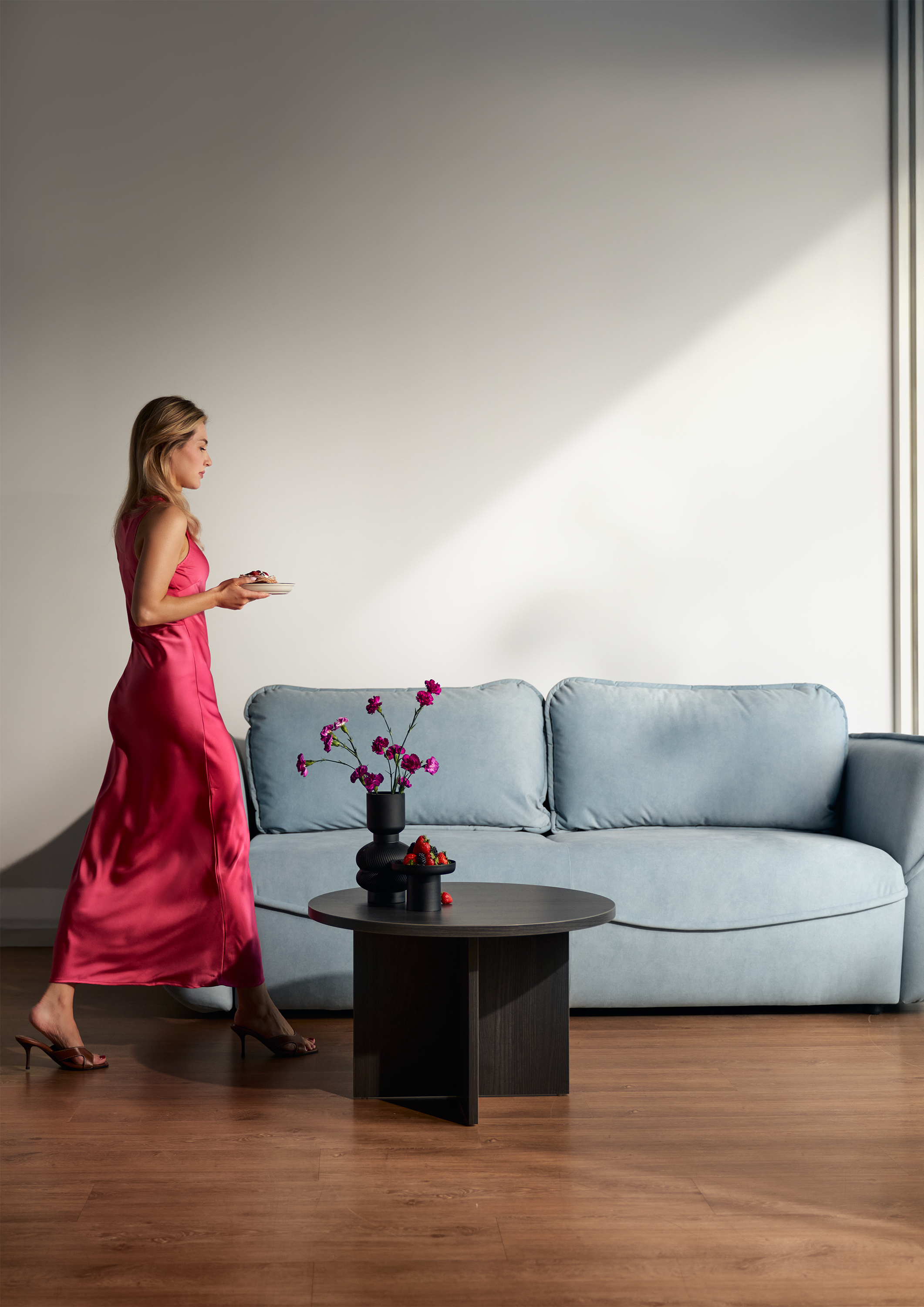 Dreisitziges ausklappbares Sofa Cutie mit Stauraum, hellblauer Samt, pflegeleicht