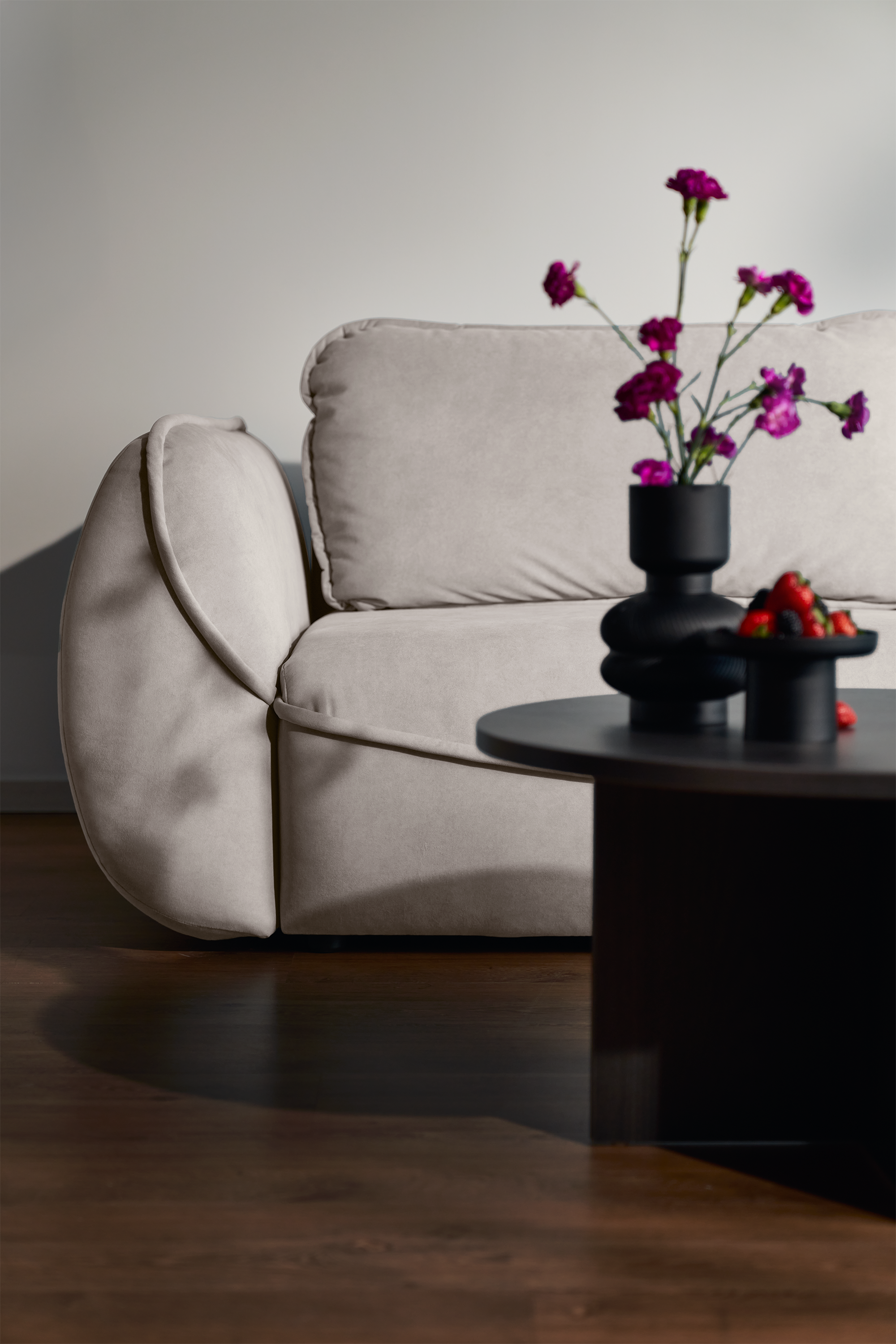 Drei-Sitzer-Schlafsofa Cutie mit Stauraum, beige, pflegeleichter Samtstoff