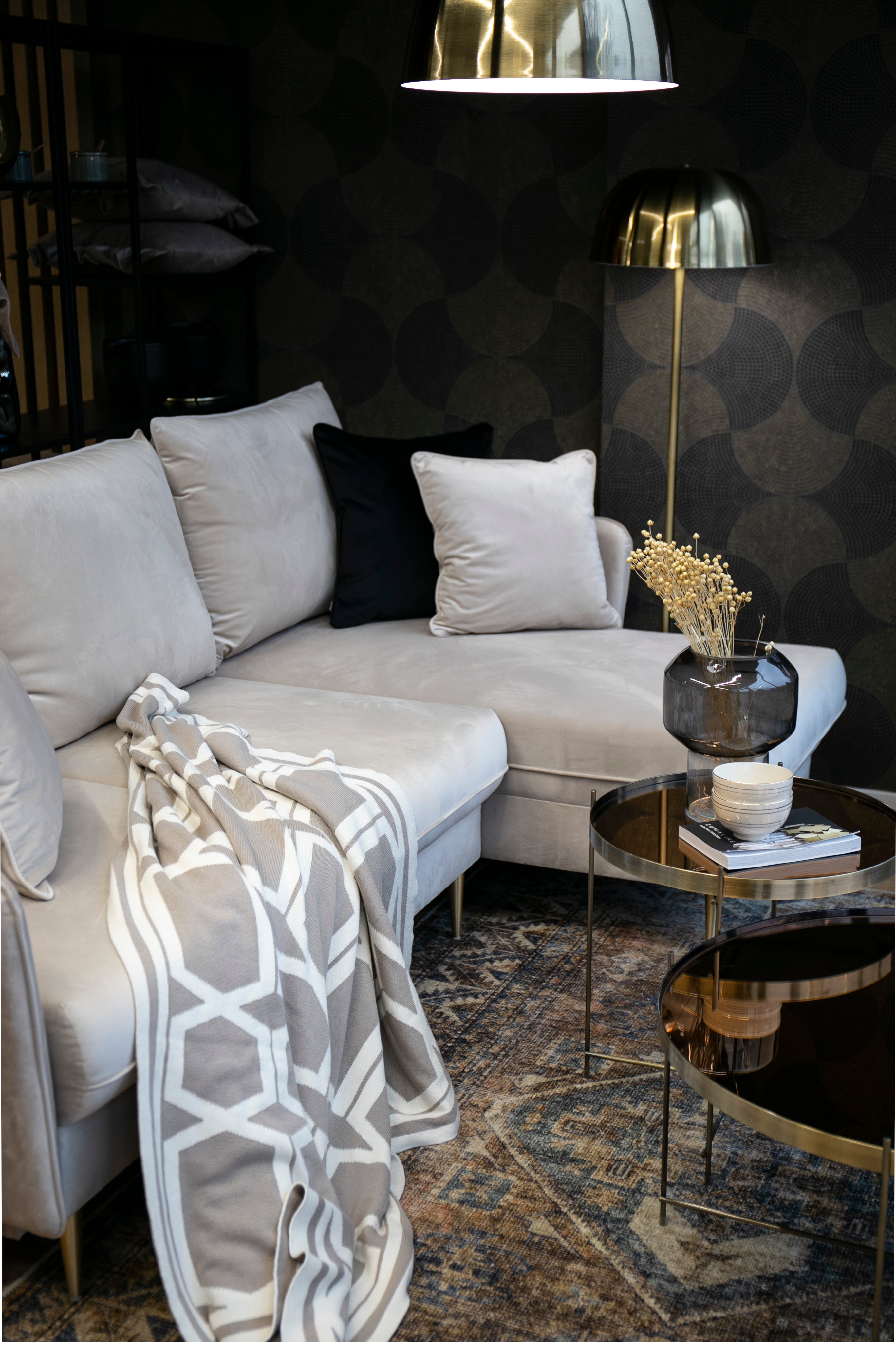 Ecksofa mit Schlaffunktion Volio, beige, wasserabweisender Samt, goldene Beine