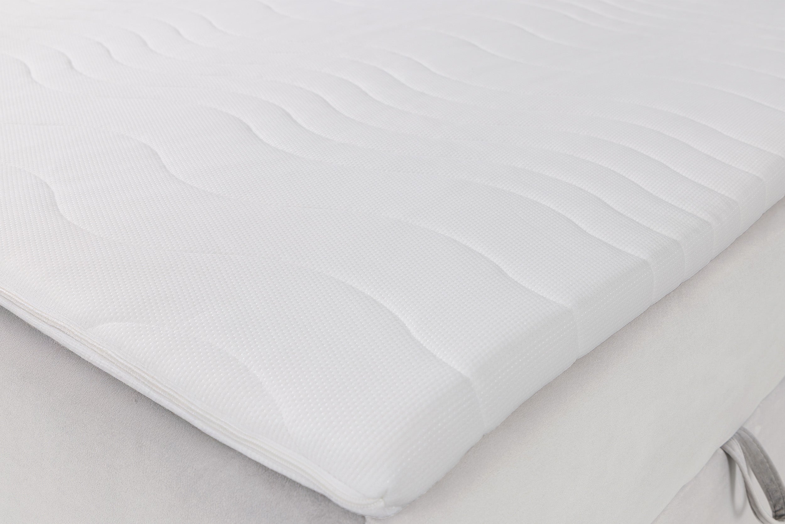 Kontinentales Bett 140x200 cm Daissy mit Stauraum und Topper, hellbeiger Samt