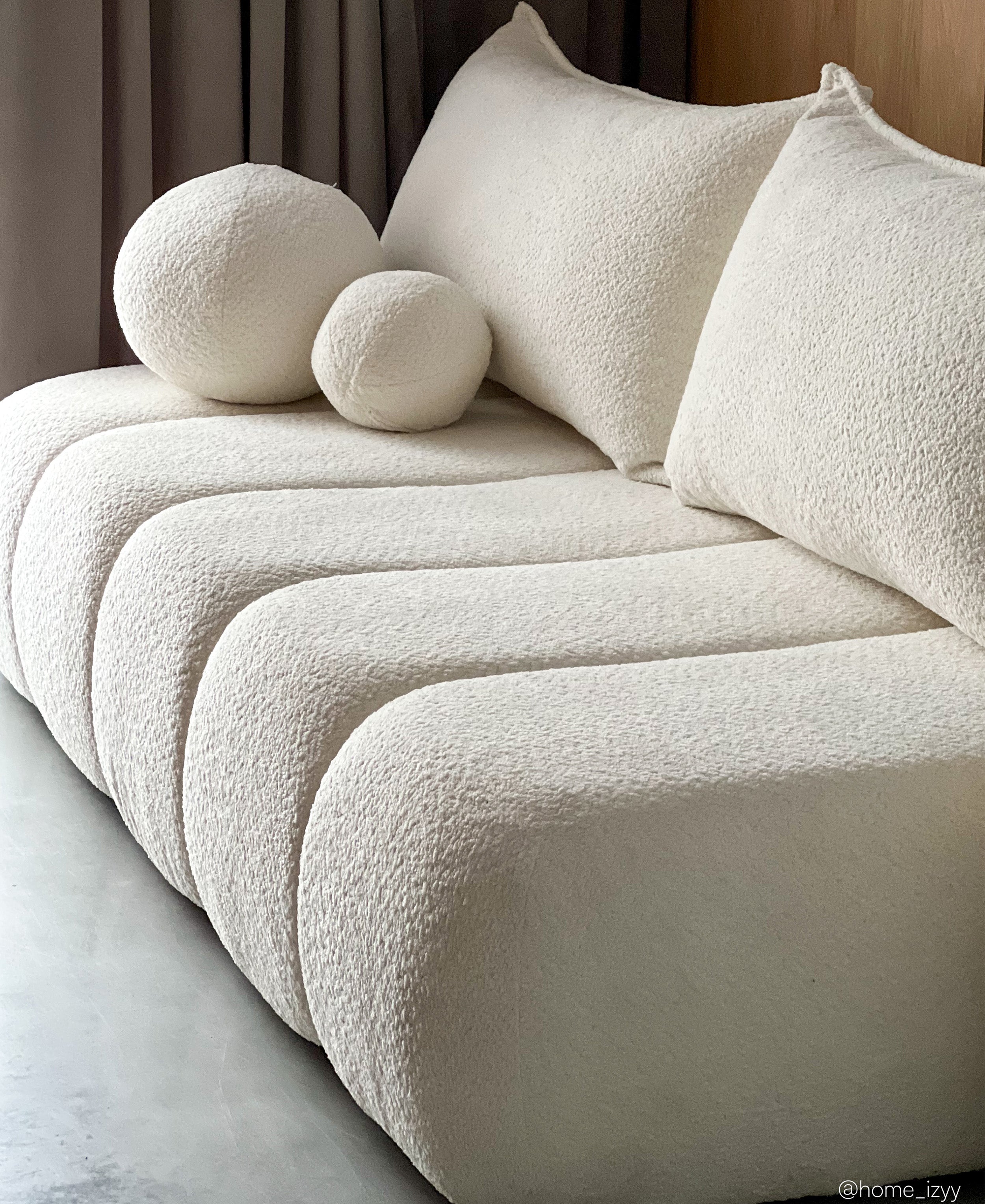 Dreisitziges Sofa Dandelino Mini mit Schlafunktion in cremefarbenem Bouclé