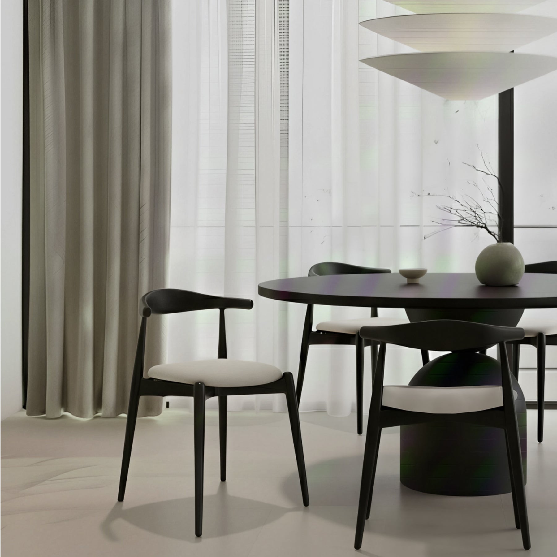 Holzstuhl für das Esszimmer Dinesse mit pflegeleichtem Stoff in grauem Chenille/Schwarz