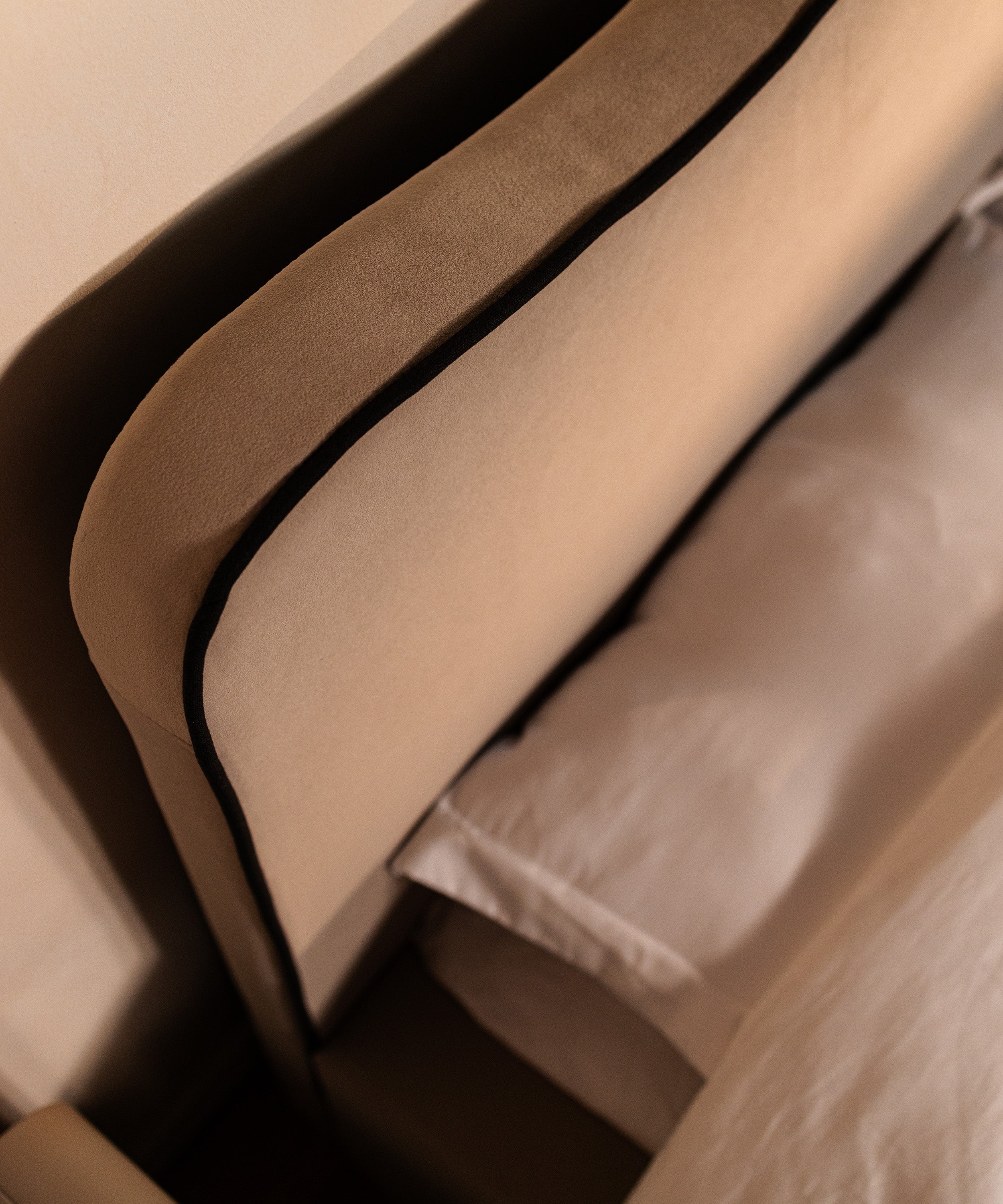 Gepolstertes Bett 160x200 cm Duney, beige Samt