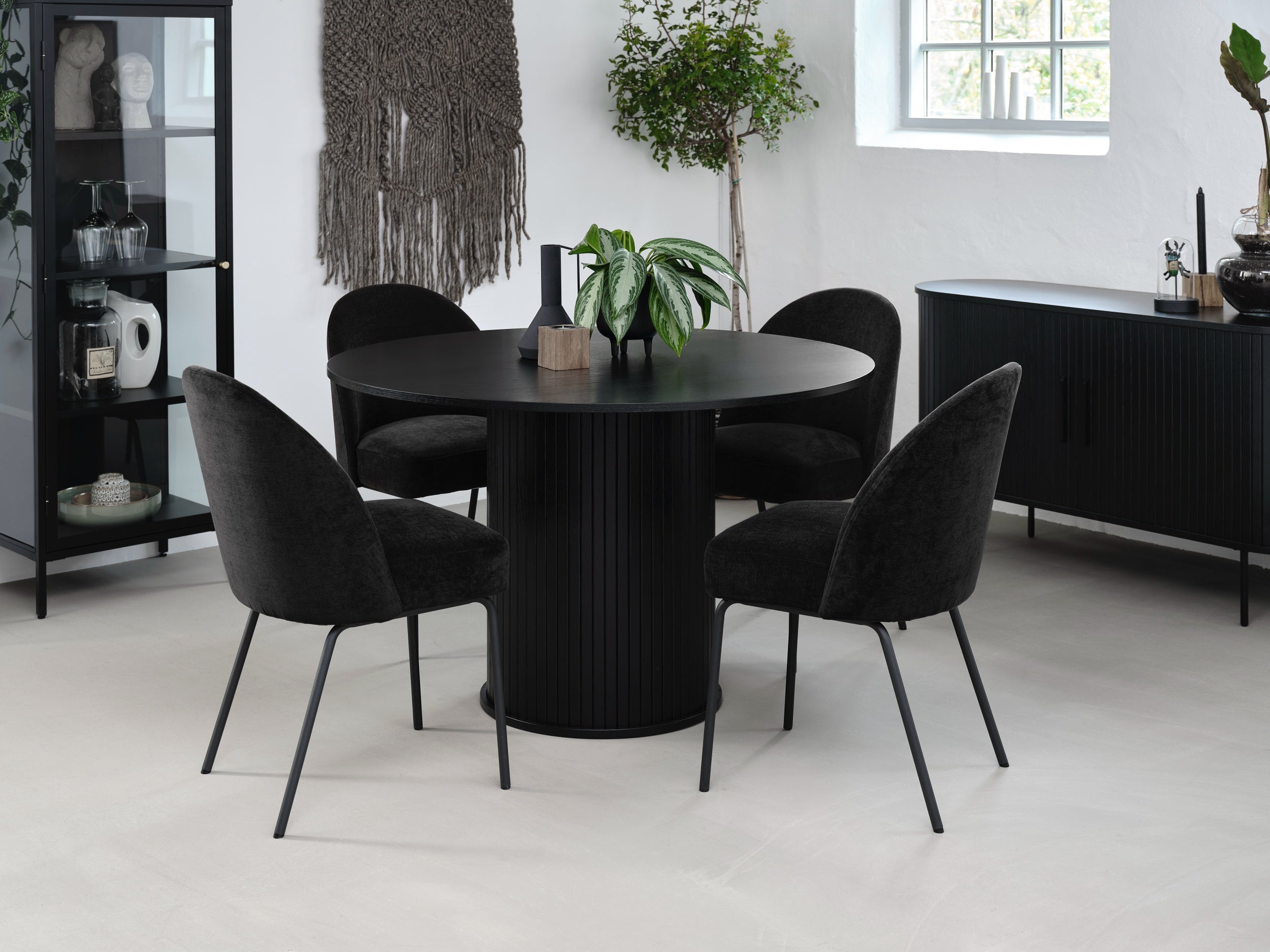 Runder Tisch Gativel 120 cm mit rundem Sockel, Lamellen Eiche Schwarz