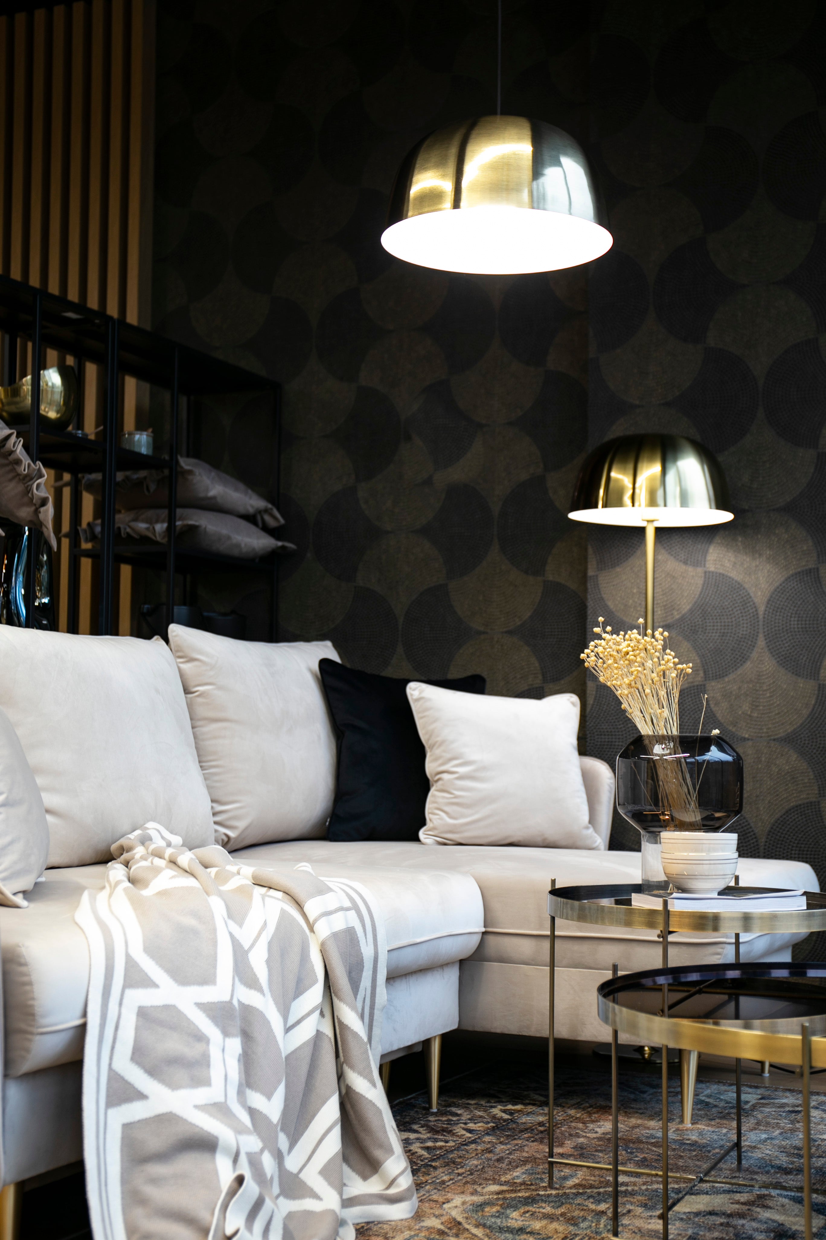 Ecksofa mit Schlaffunktion Volio, beige, wasserabweisender Samt, goldene Beine