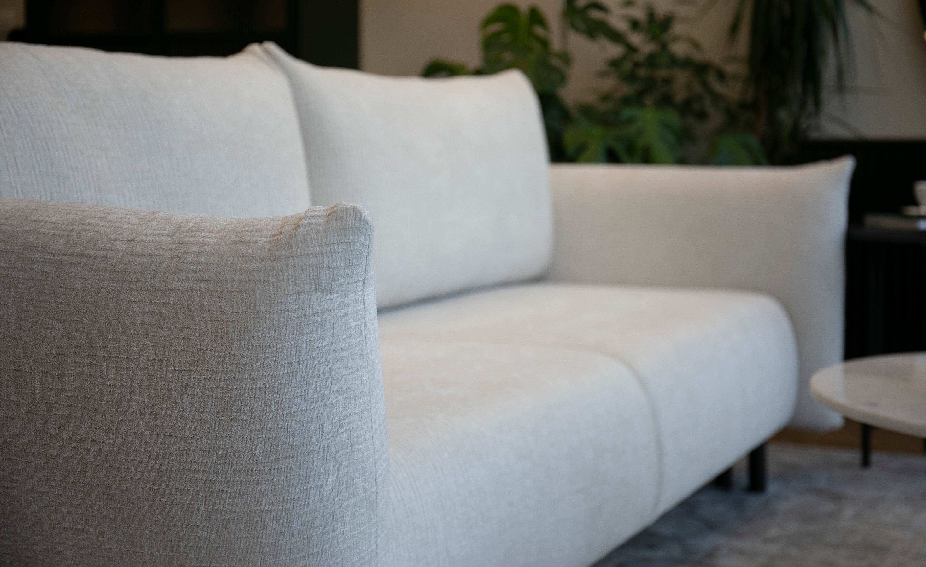 Dreisitziges ausklappbares Sofa Candeiro mit Stauraum, cremefarbenes Chenille