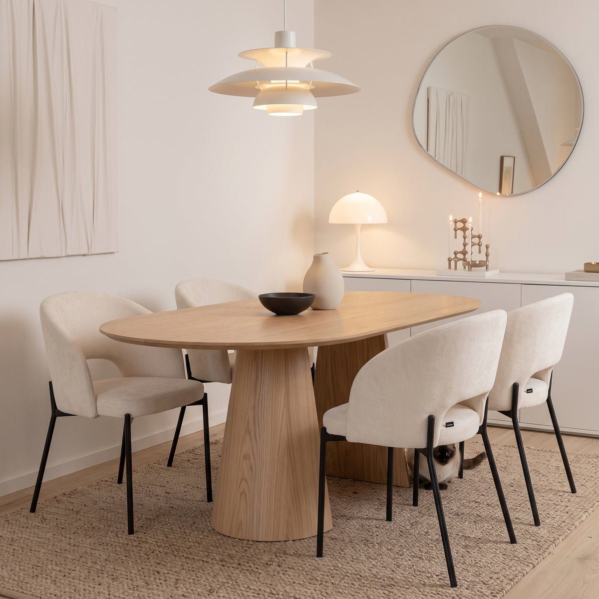 Polsterstuhl Elrina cremefarbenes, pflegeleichtes Chenille auf schwarzen Beinen