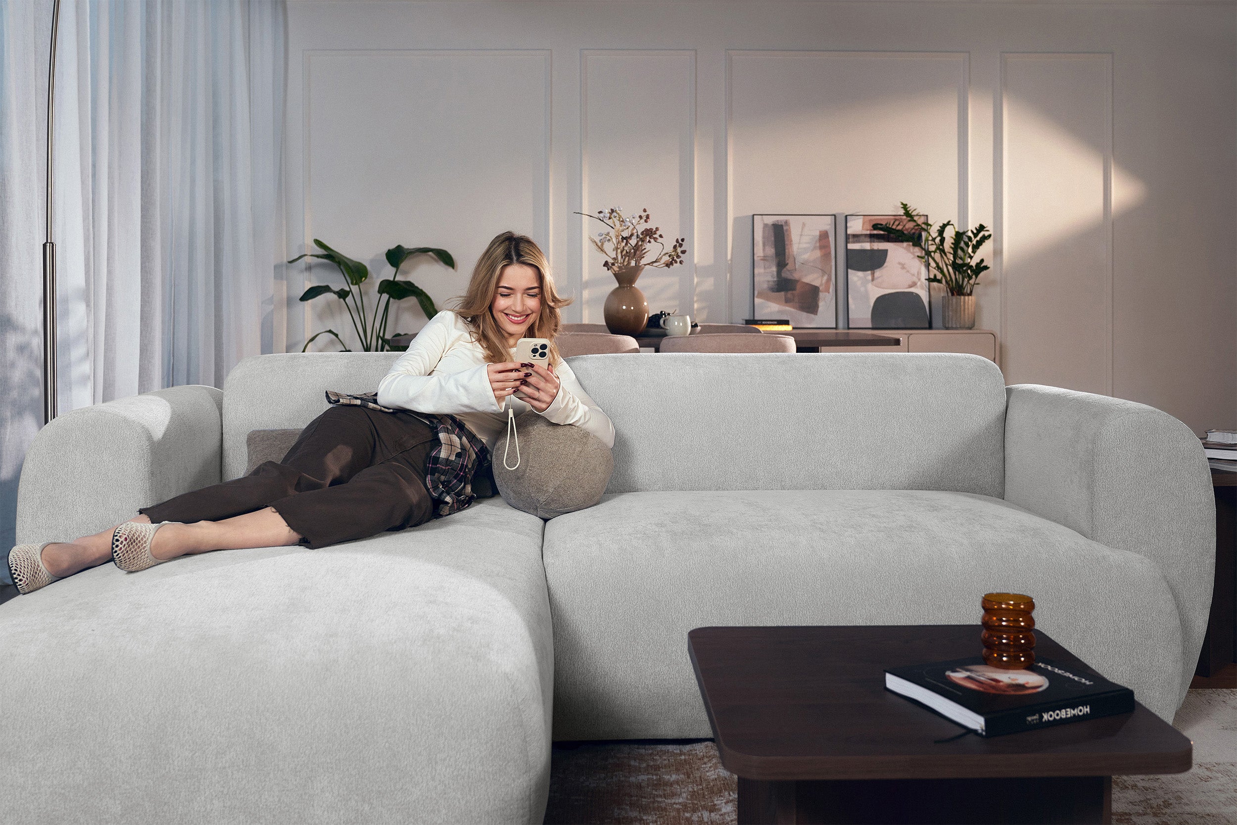 Ecksofa mit Schlaffunktion Emia, L-förmig, linksseitig, hellgrauer Chenillestoff