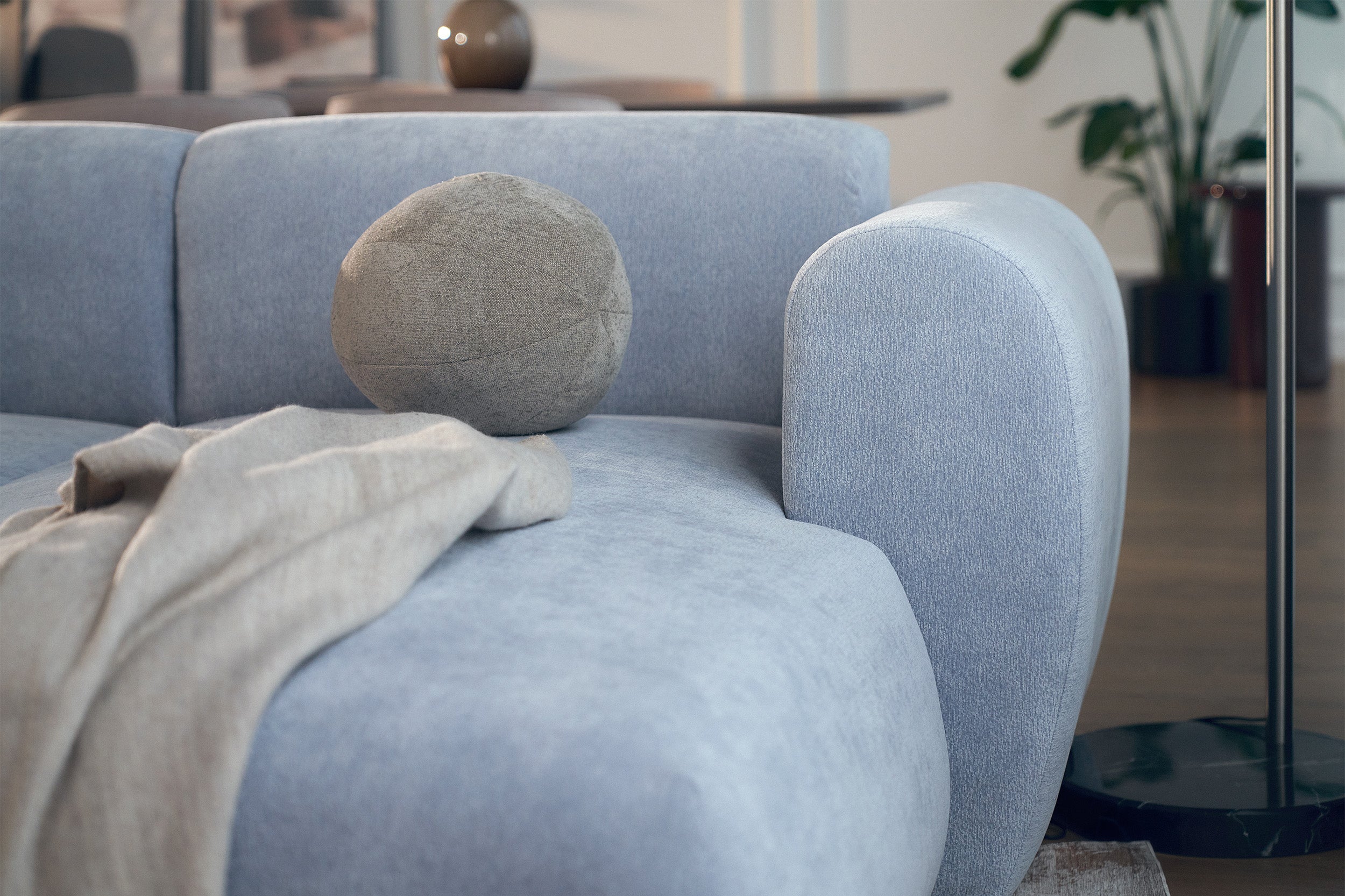 Ecksofa mit Schlaffunktion Emia, L-förmig, rechtsseitig, hellblauer Chenille-Stoff