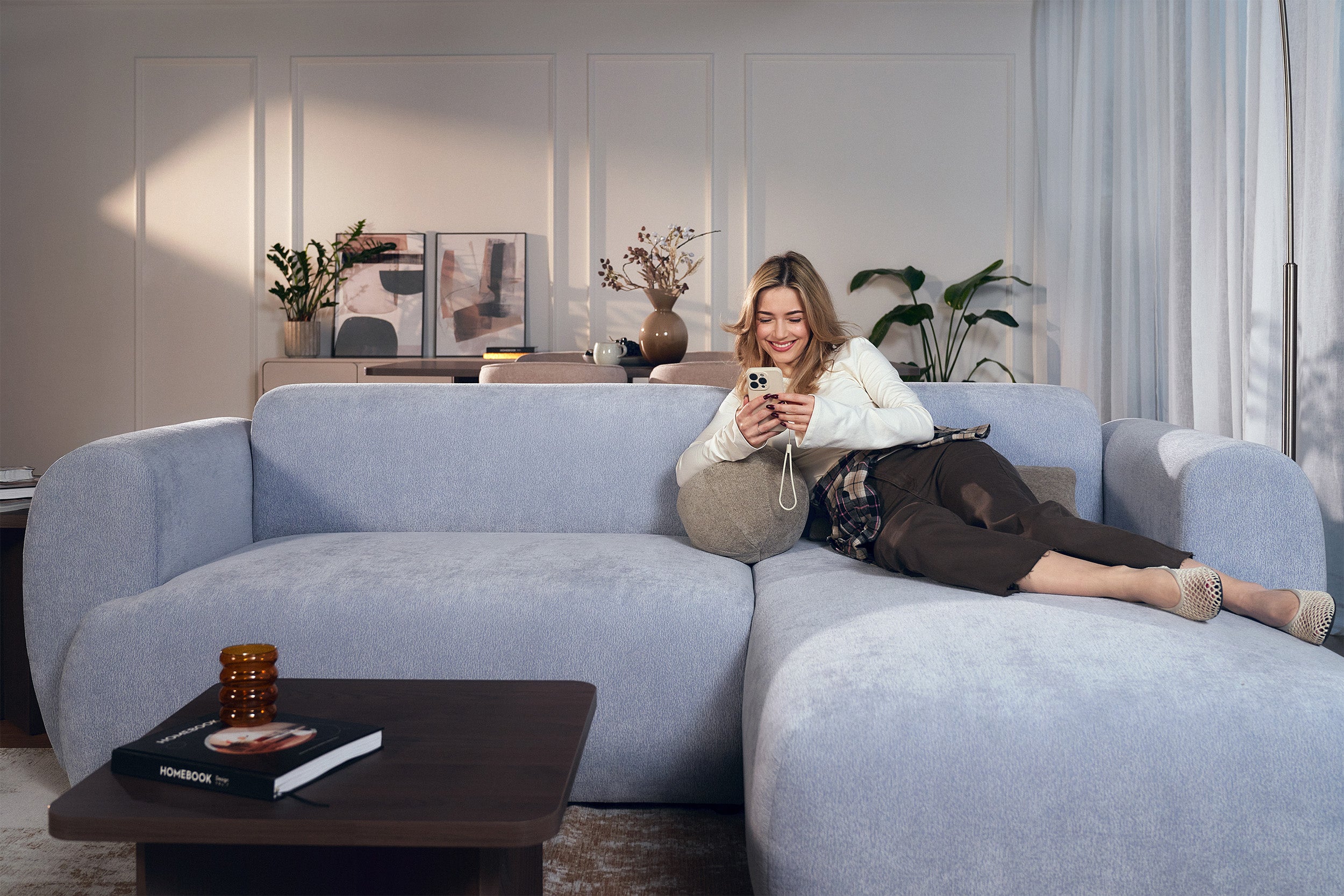 Ecksofa mit Schlaffunktion Emia, L-förmig, rechtsseitig, hellblauer Chenille-Stoff