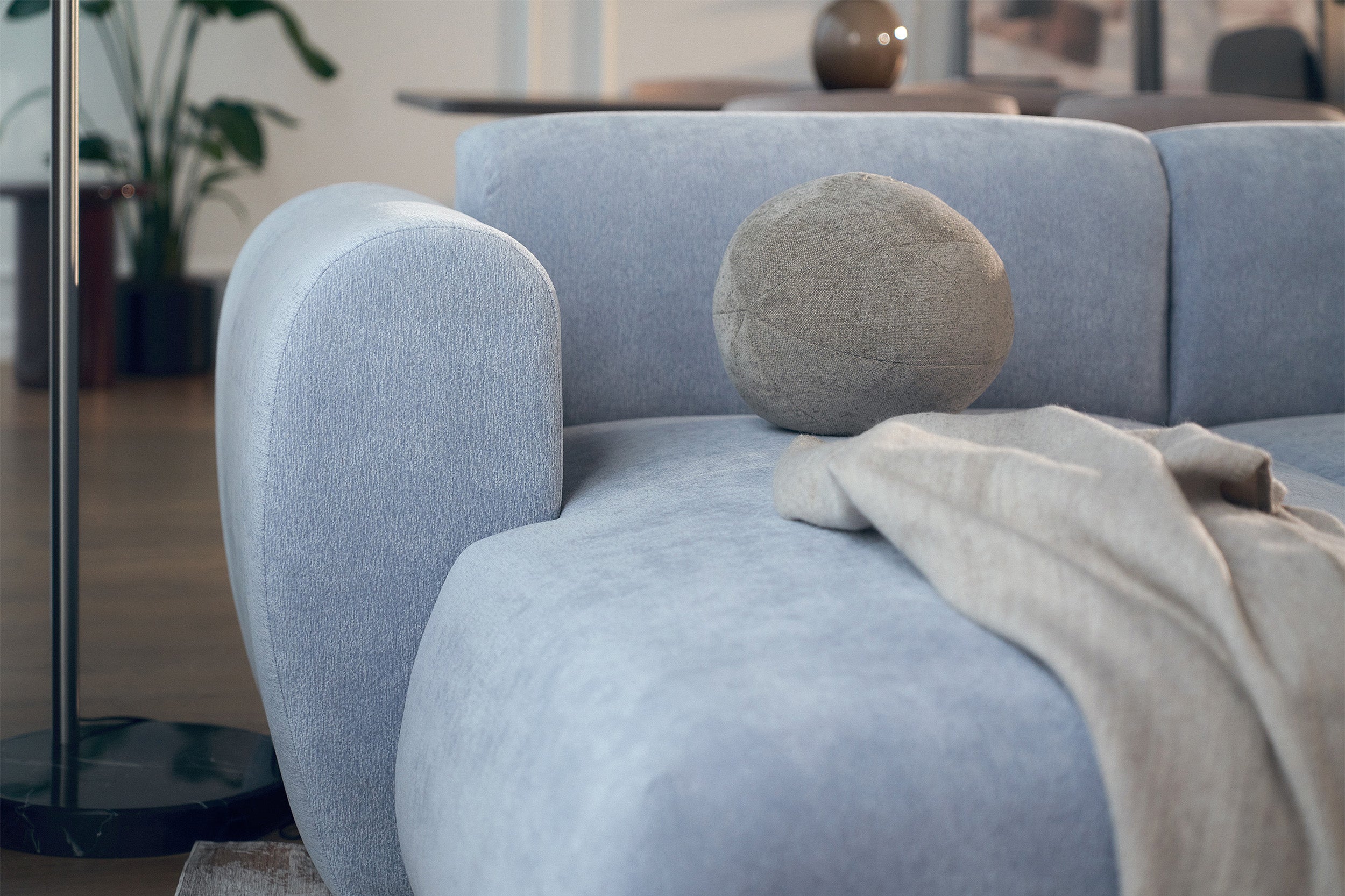 Ecksofa mit Schlaffunktion Emia, L-förmig, linksseitig, hellblauer Chenille-Bezug