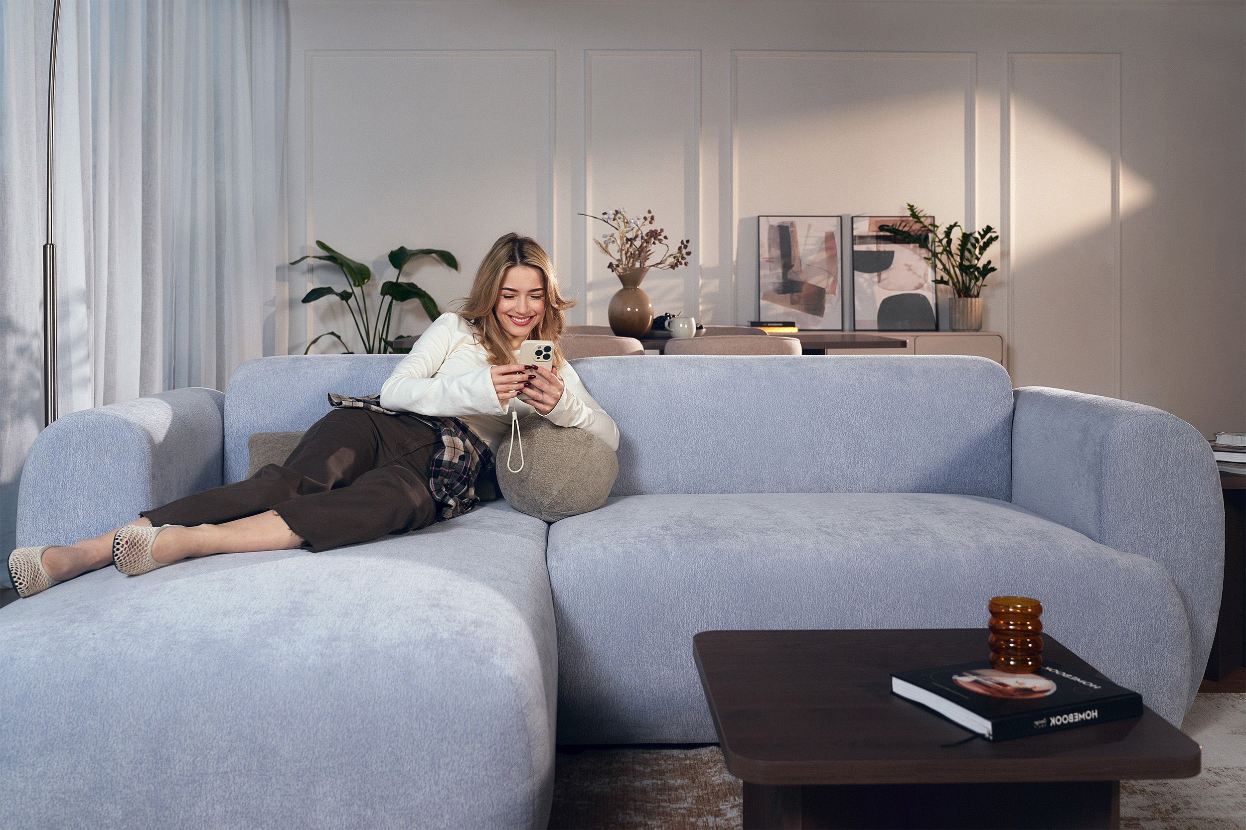 Ecksofa mit Schlaffunktion Emia, L-förmig, linksseitig, hellblauer Chenille-Bezug