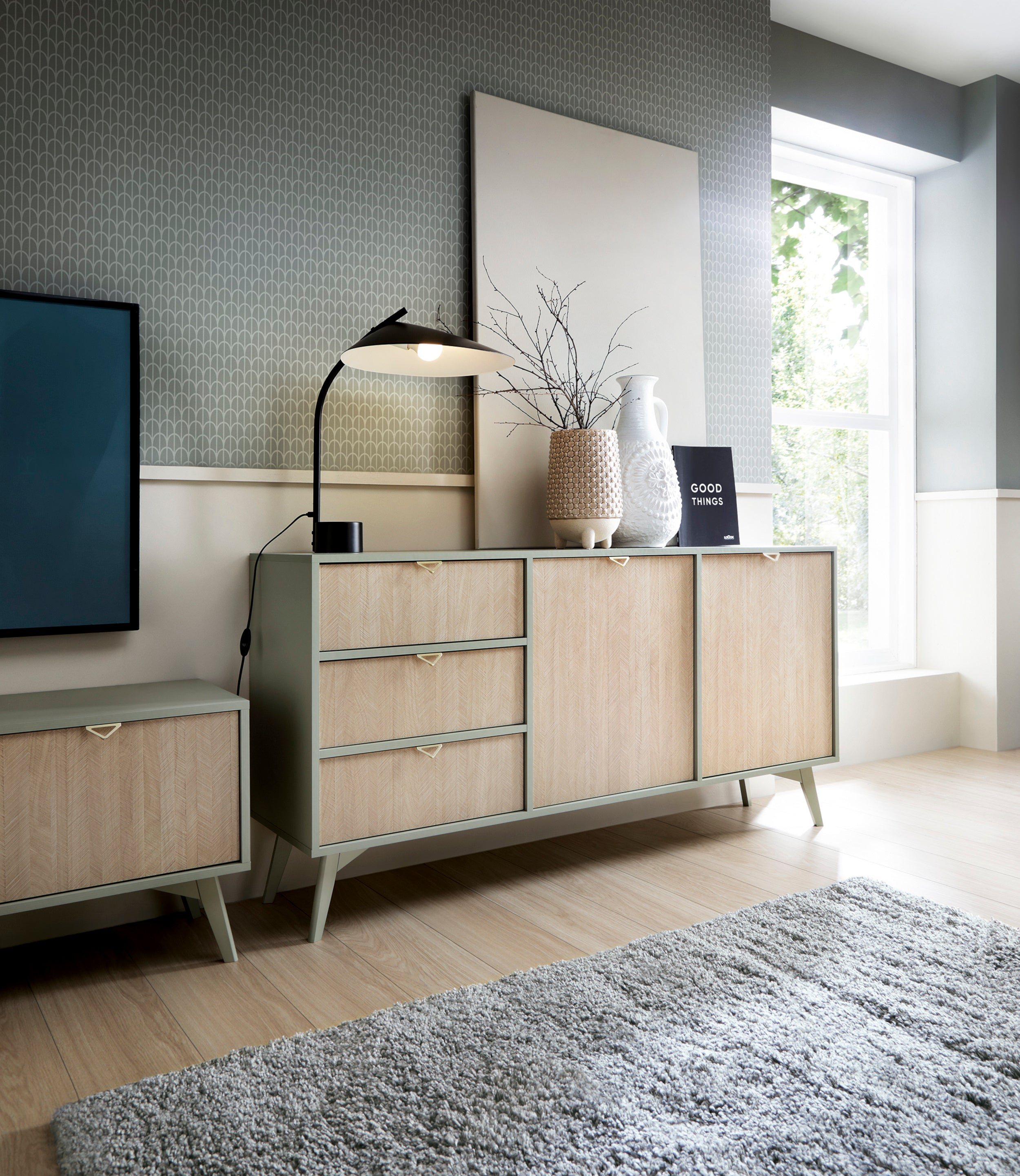 Kommode Favoria mit zwei Türen und Schubladen, 158 cm, Eukalyptus/Fischgrätmuster Scandi mit goldenen Griffen