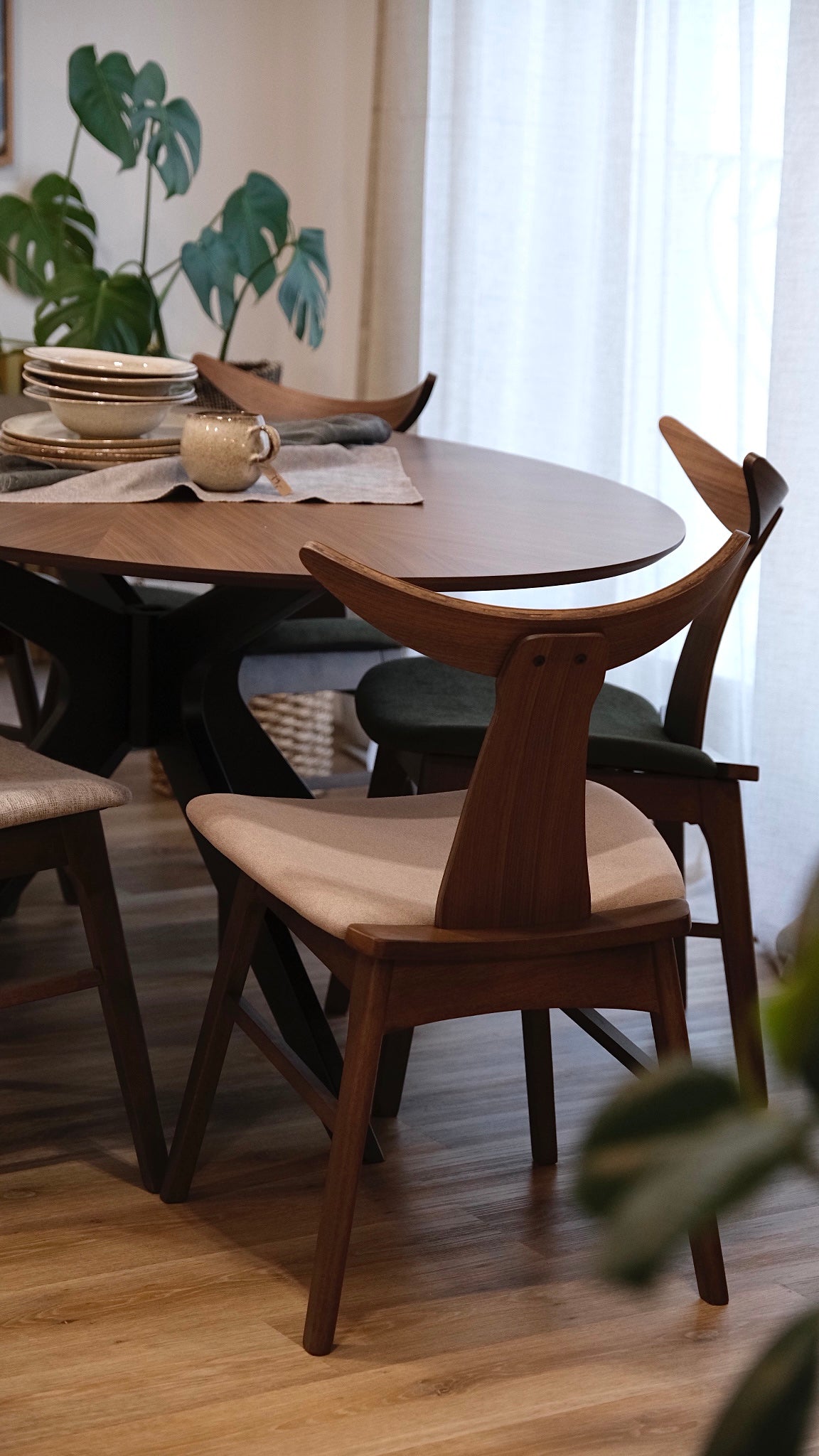 Ovaler Tisch Odilio 180x110 cm Nussbaum