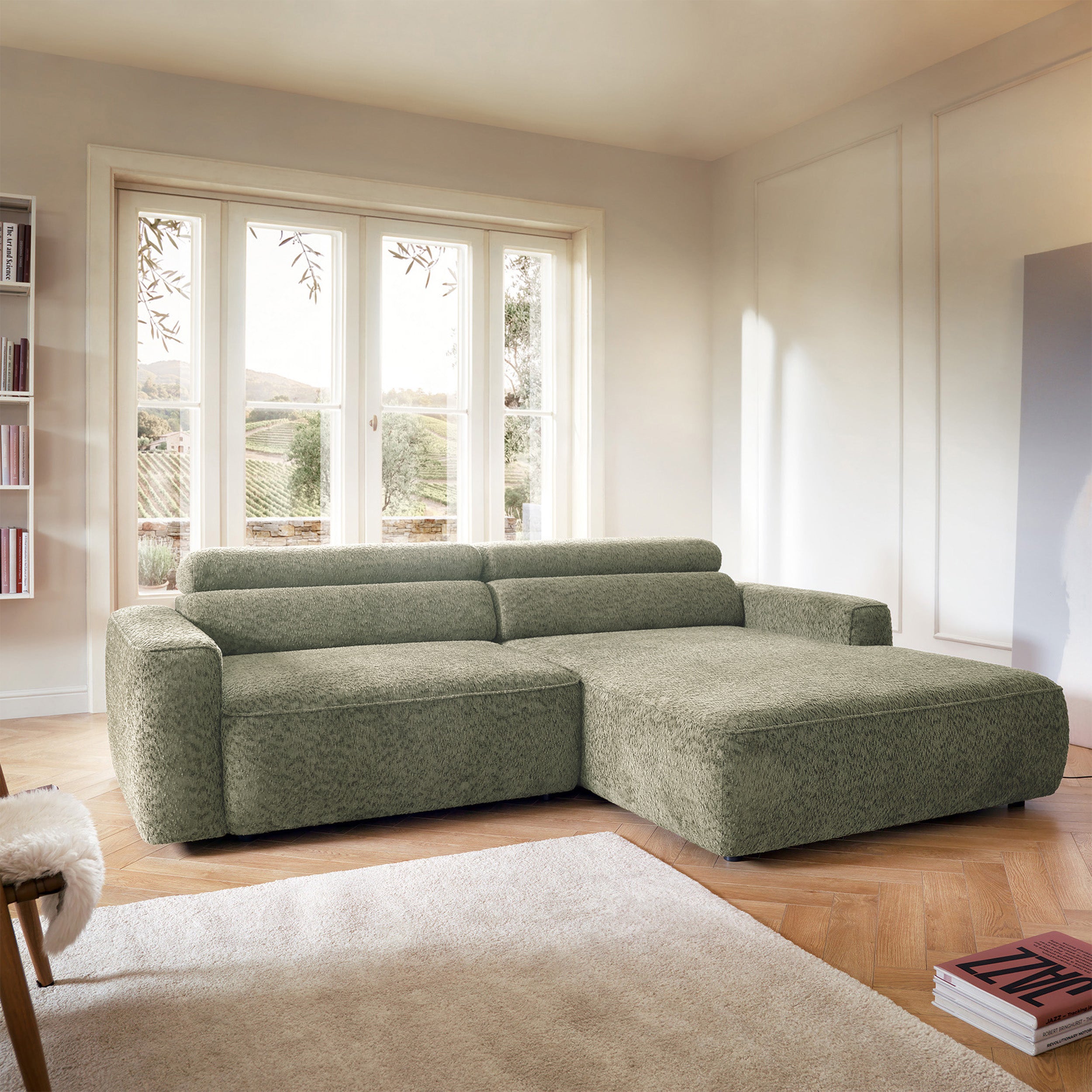 Ecksofa Fando mit elektrisch ausziehbarem Sitz, L-förmig, rechtsseitig, salbeigrüner Chenille-Stoff