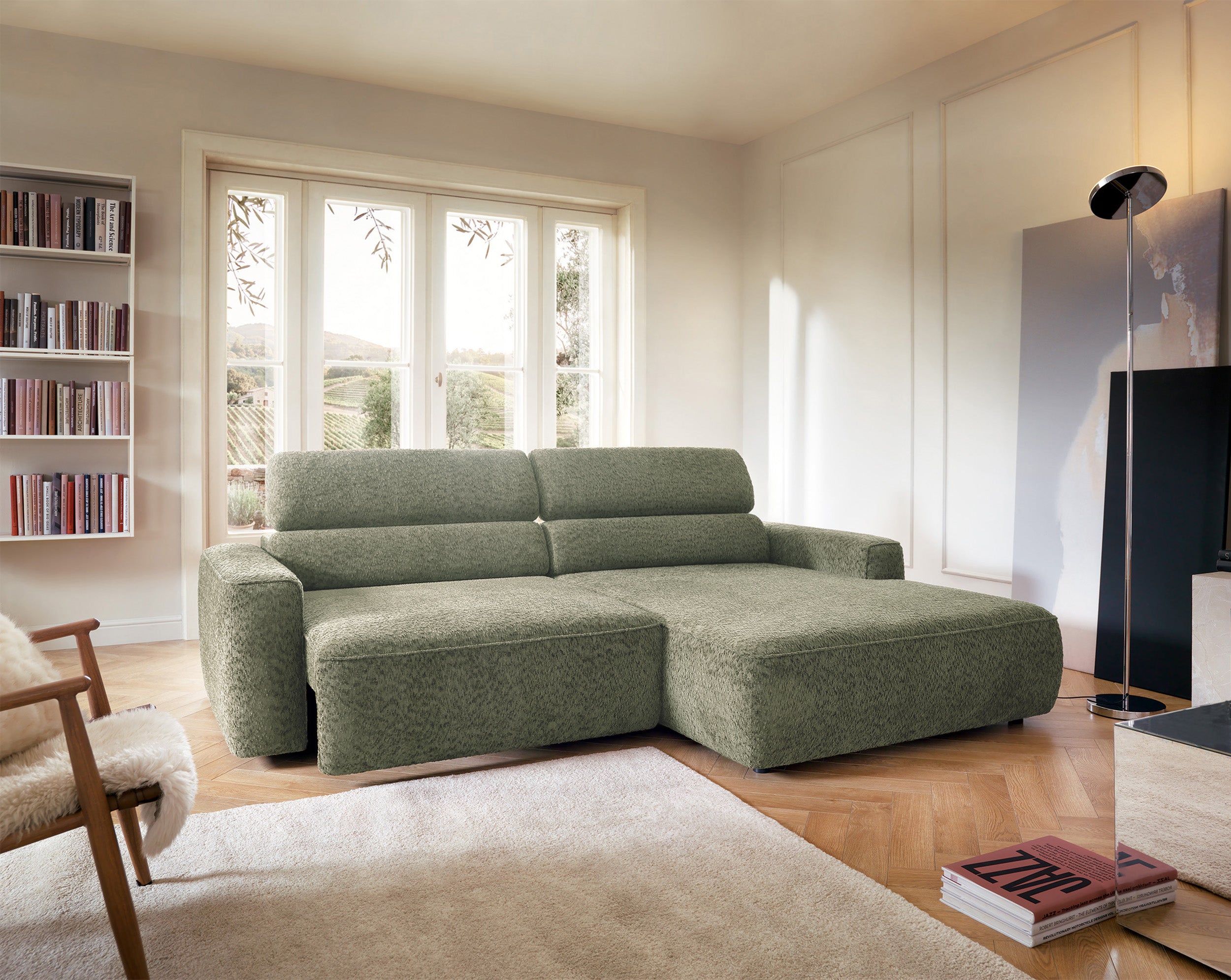 Ecksofa Fando mit elektrisch ausziehbarem Sitz, L-förmig, rechtsseitig, salbeigrüner Chenille-Stoff
