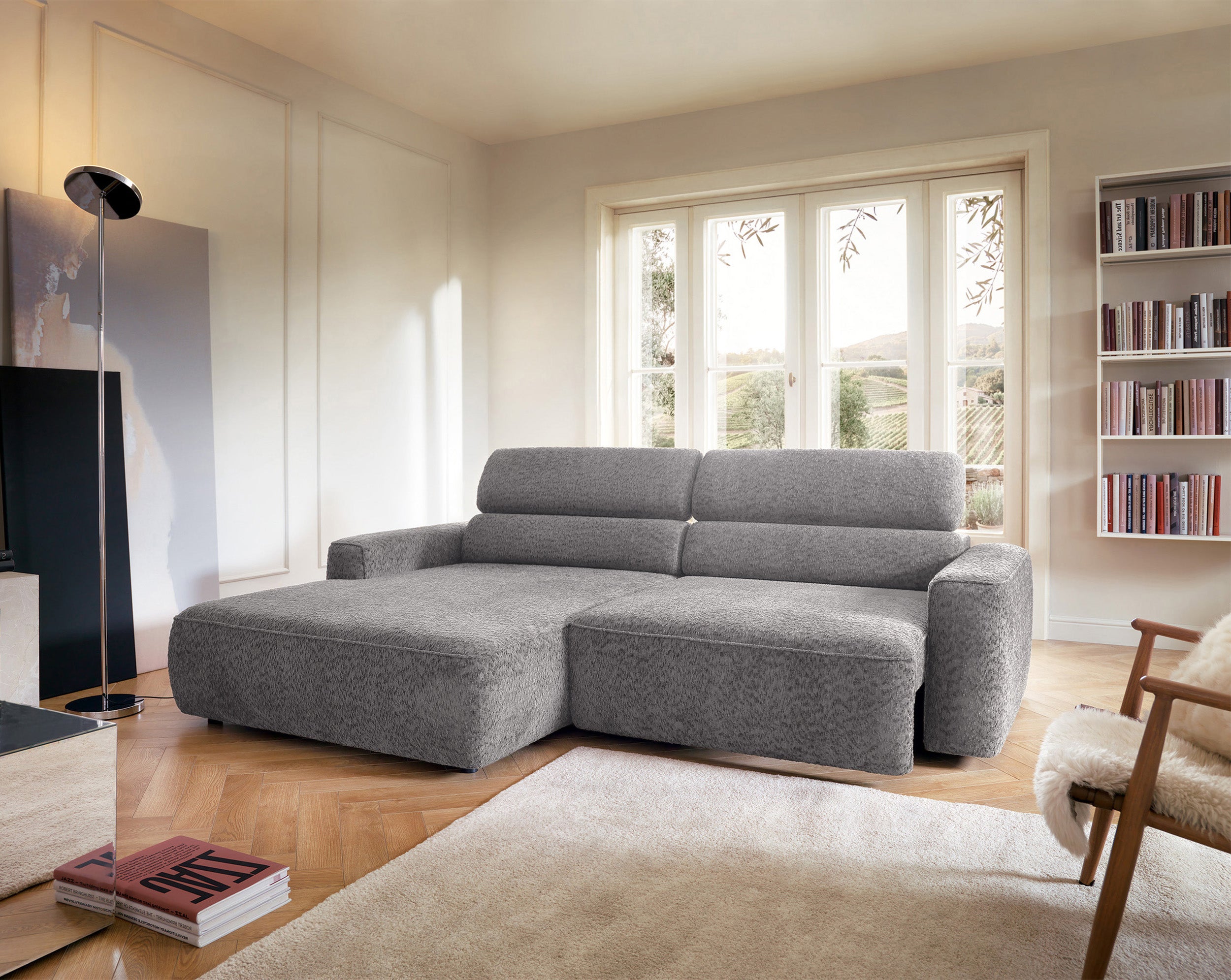 Ecksofa Fando mit elektrisch ausziehbarem Sitz, L-förmig, linksseitig, hellgrauer Chenille-Stoff