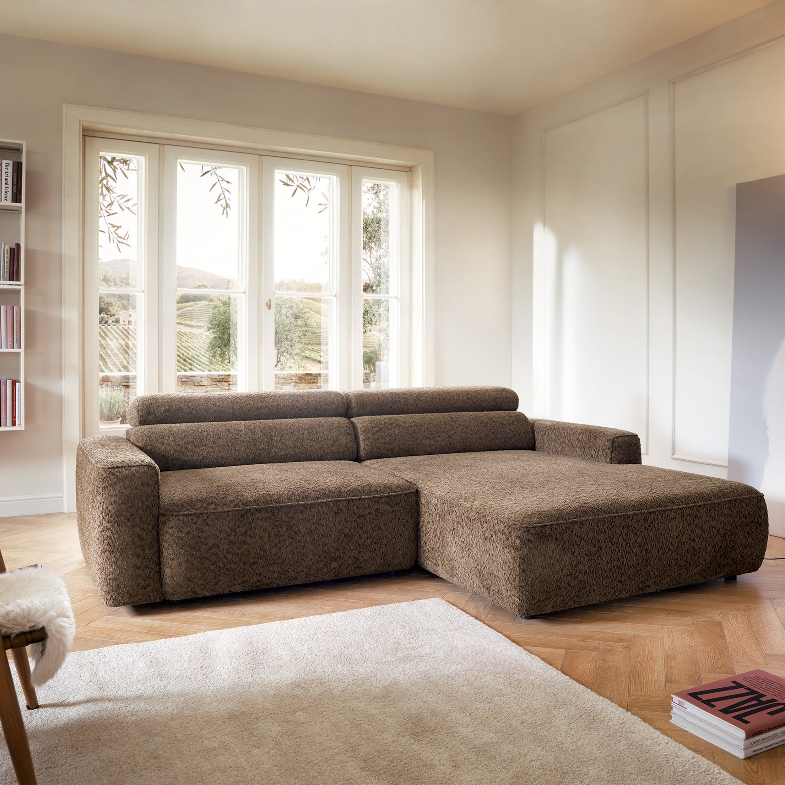Ecksofa Fando mit elektrisch ausziehbarer Sitzfläche, L-förmig, rechtsseitig, brauner Chenille-Stoff