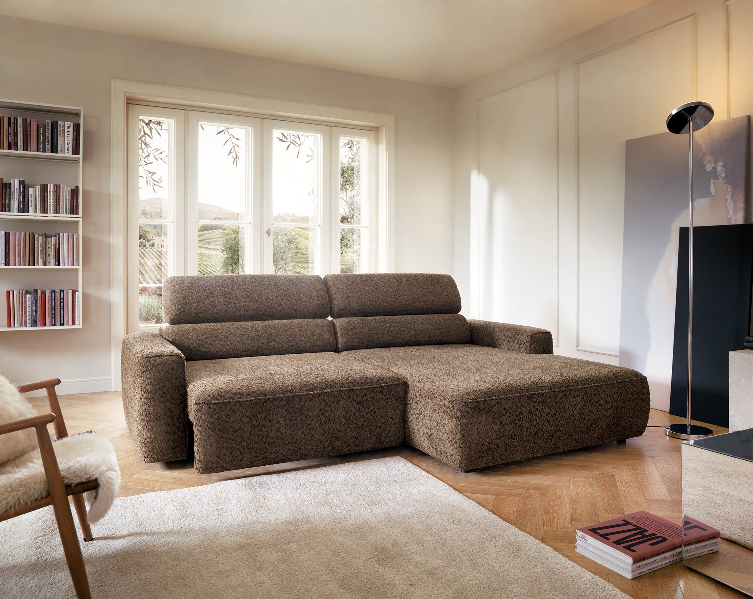 Ecksofa Fando mit elektrisch ausziehbarer Sitzfläche, L-förmig, rechtsseitig, brauner Chenille-Stoff