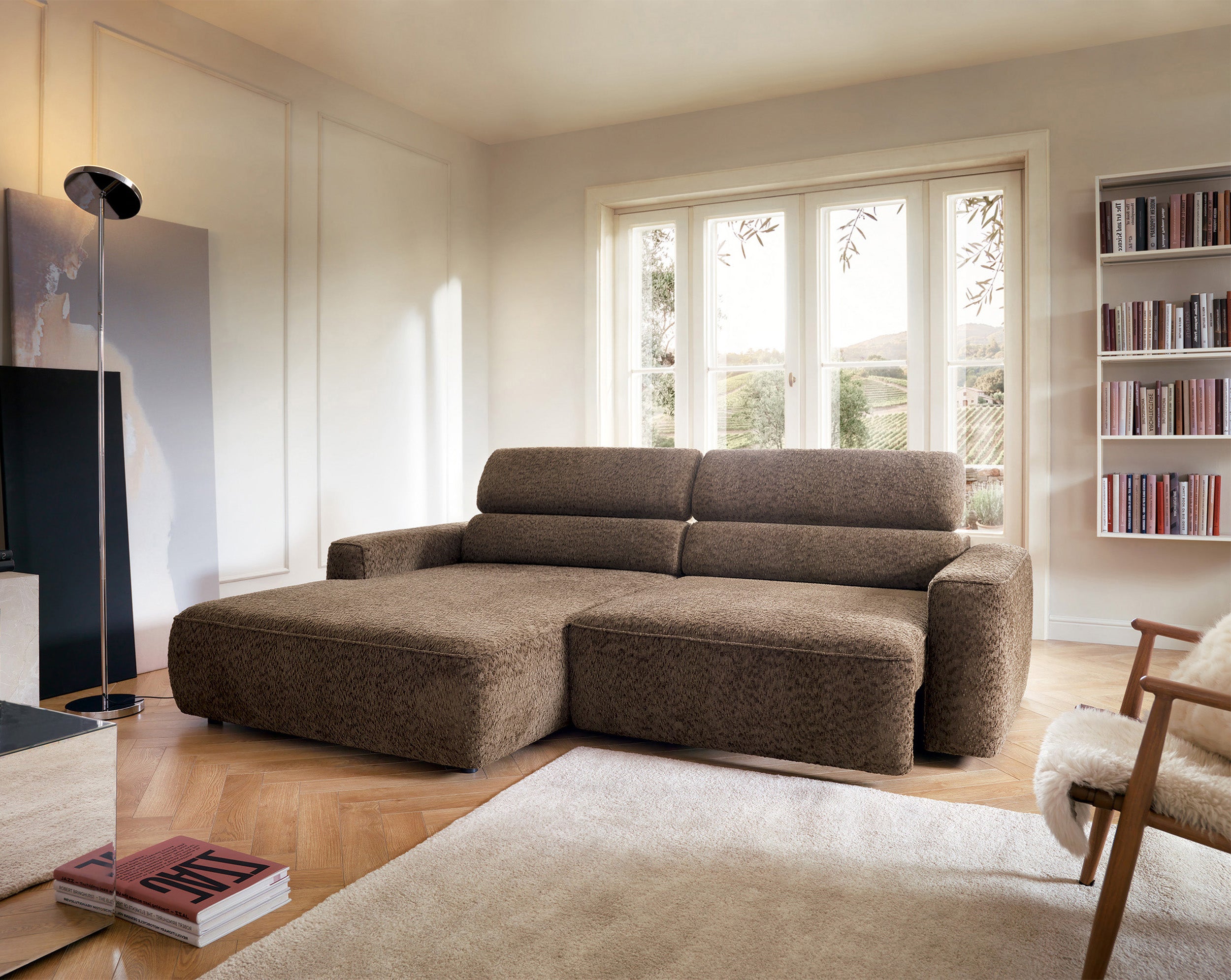 Ecksofa Fando mit elektrisch ausziehbarem Sitz, L-förmig, linksseitig, brauner Chenille-Bezug