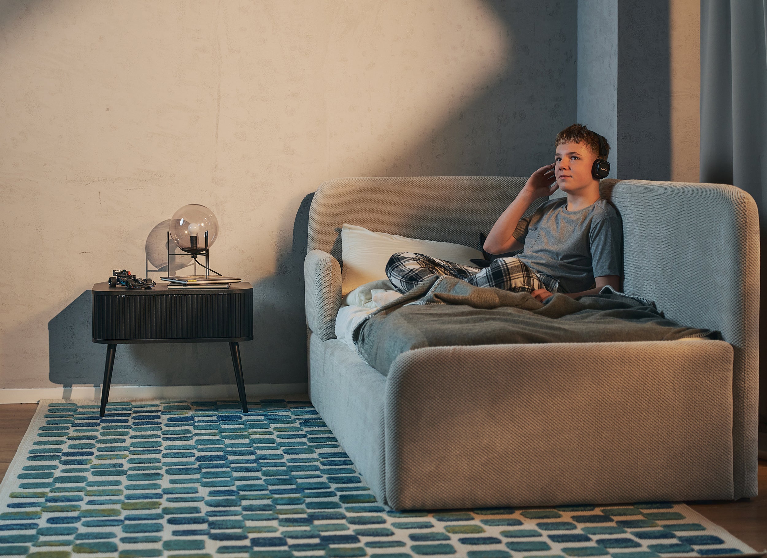 Jugendbett 120x200 cm Fanklo linksseitig mit Stauraum, hellbeige Plüsch, wasserabweisend