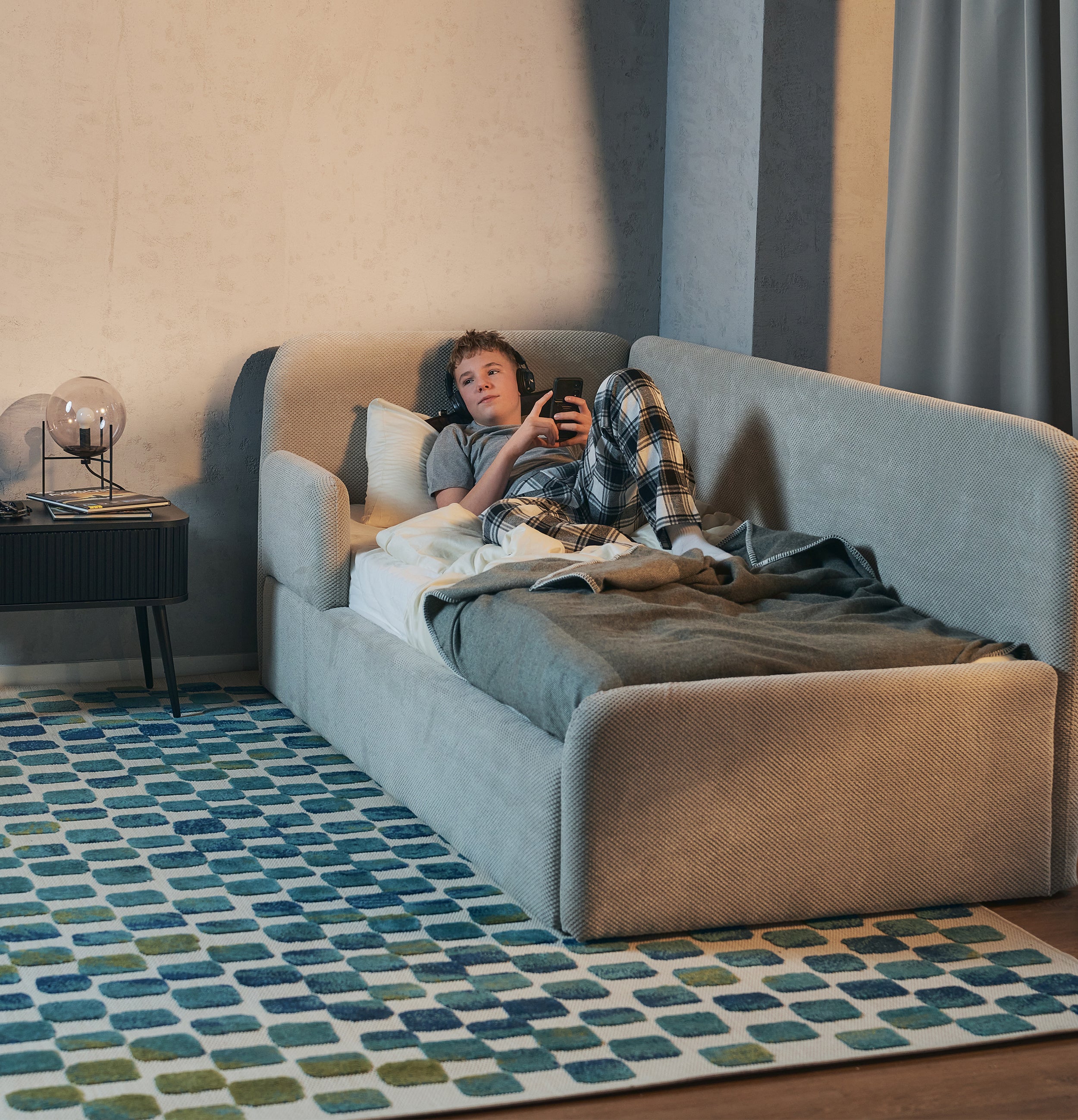 Jugendbett 90x200 cm Fanklo linksseitig mit Stauraum und Geländern, grau-beiges Plüsch, wasserabweisend