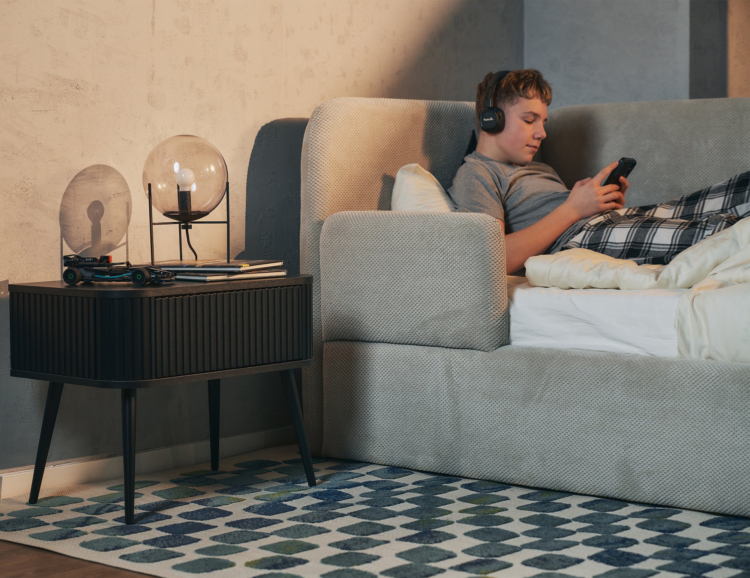 Jugendbett 90x200 cm Fanklo linksseitig mit Stauraum und Geländern, grau-beiges Plüsch, wasserabweisend
