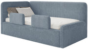 Jugendbett 90x200 cm Fanklo linksseitig mit Matratze, Stauraum und blauen Plüsch-Hydrophob-Gittern