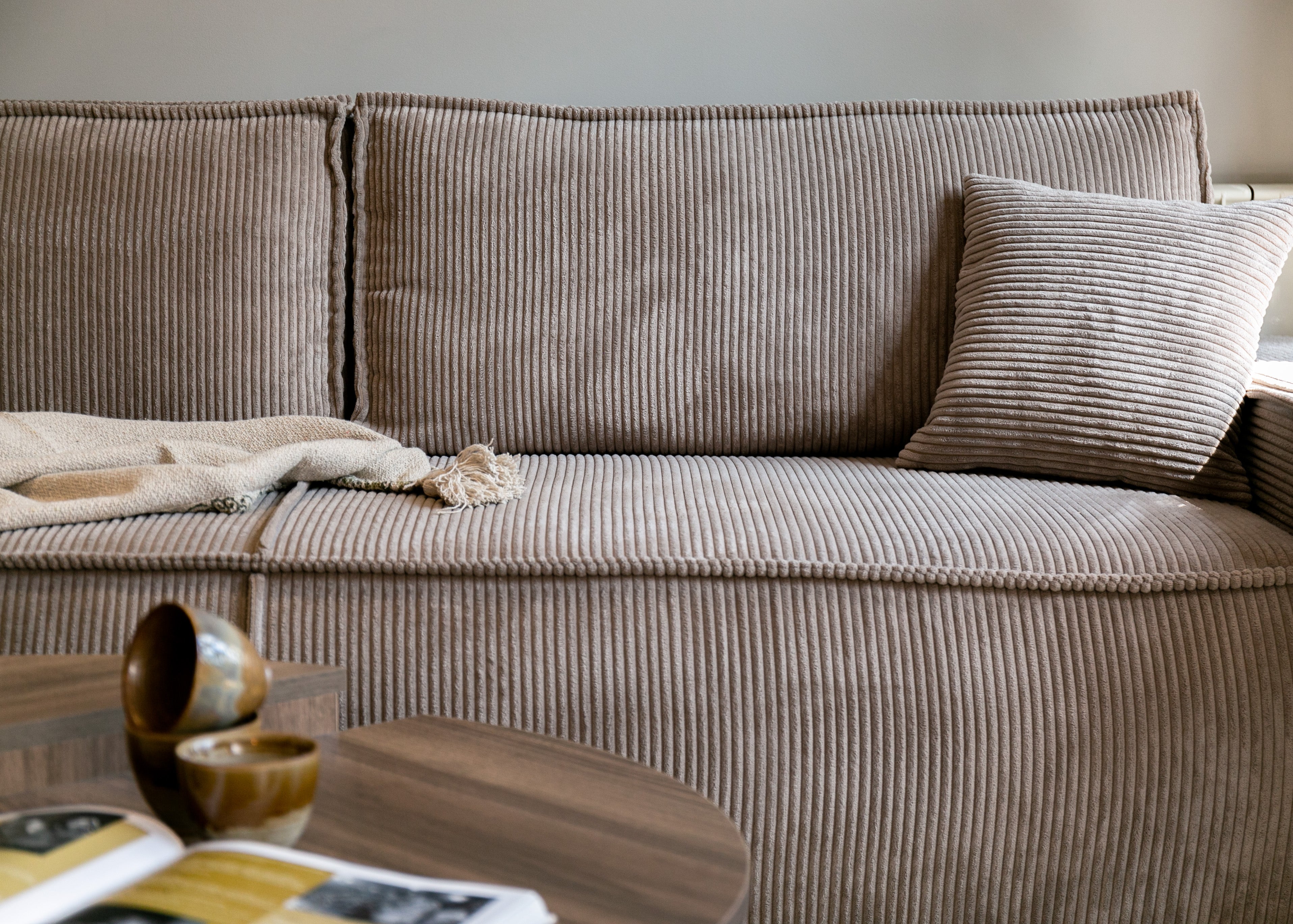 Dreisitziges ausklappbares Sofa Farese mit Stauraum, beige Cord