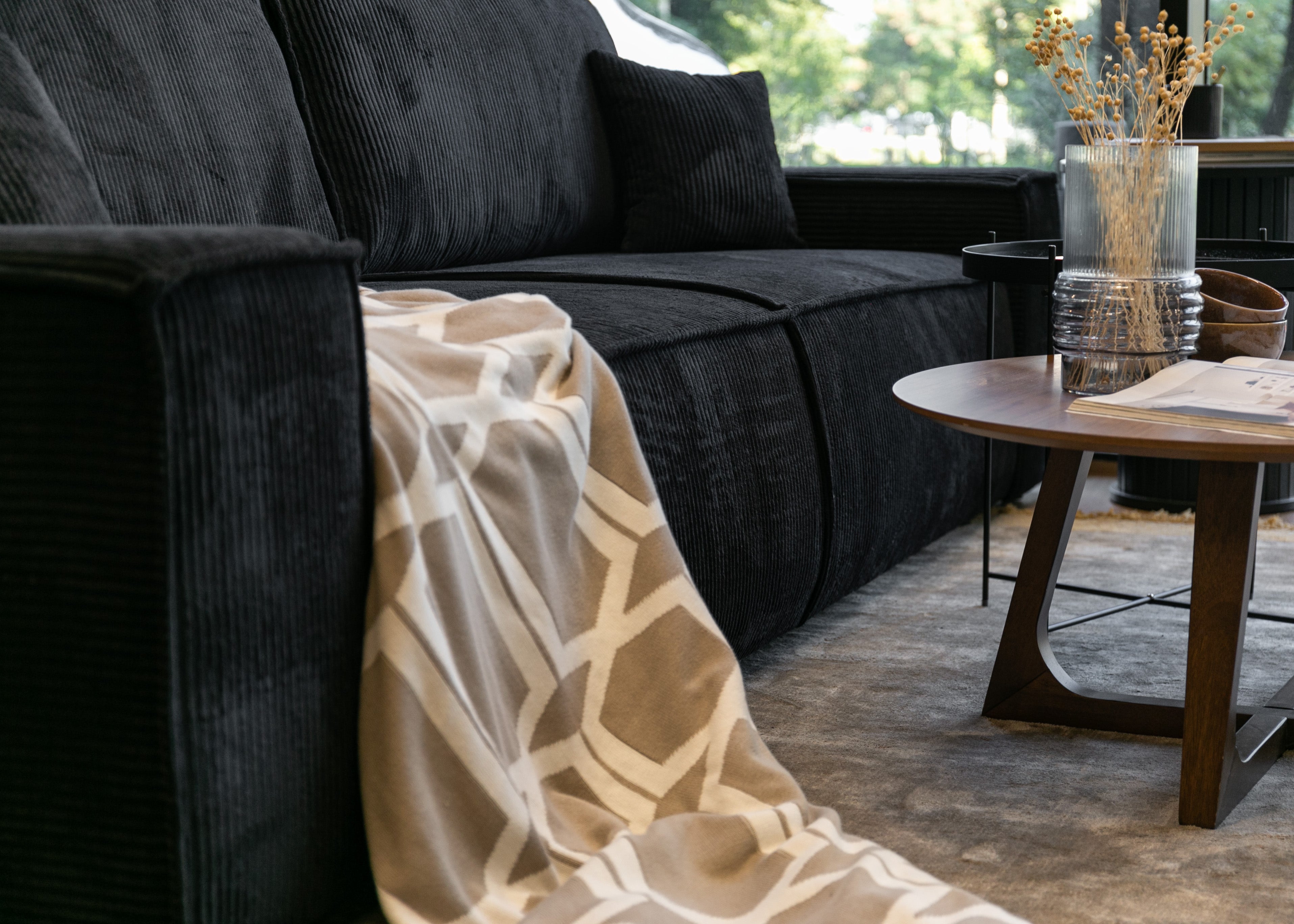 Dreisitziges ausziehbares Sofa Farese mit Stauraum, schwarz, Cordstoff