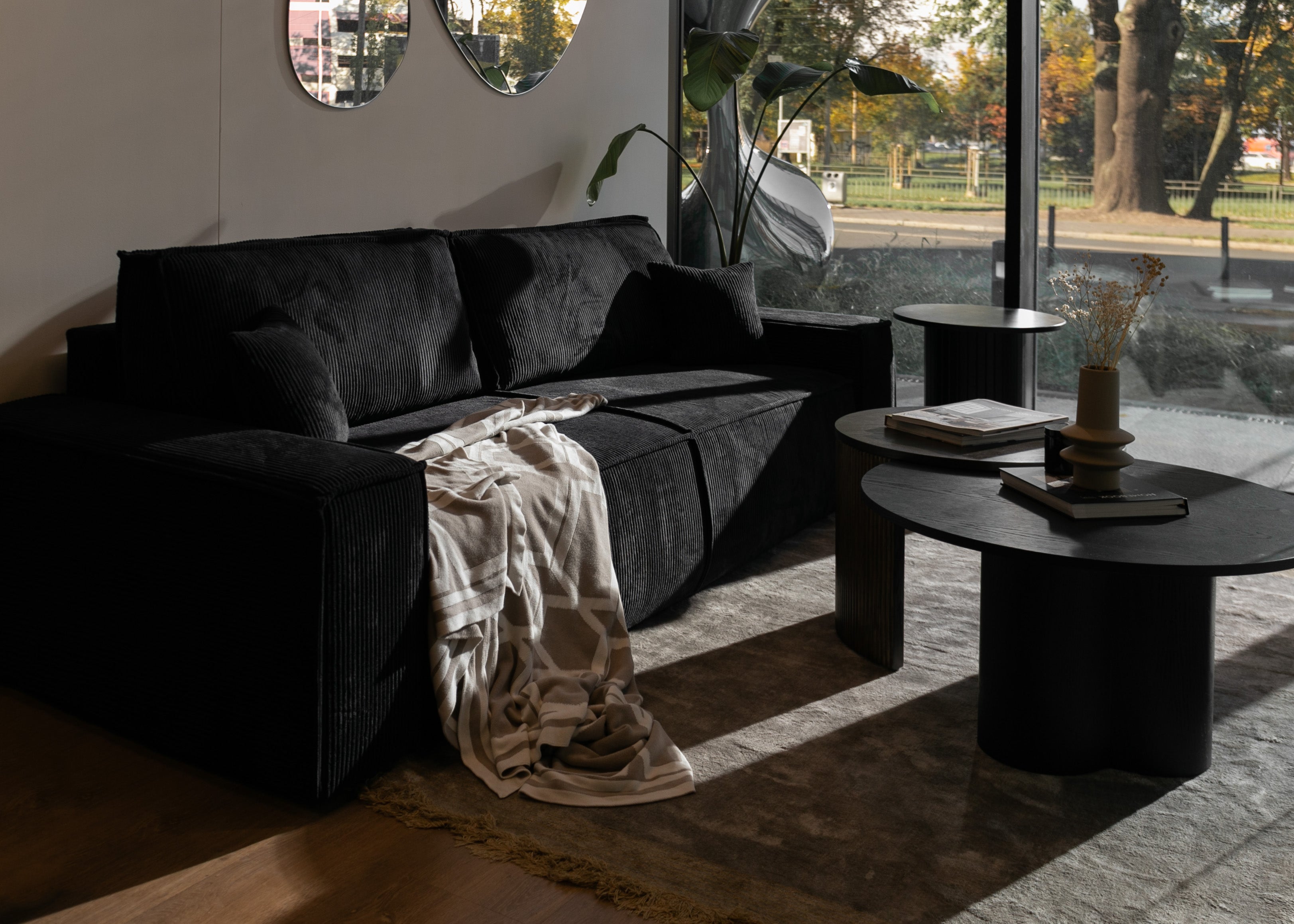Dreisitziges ausziehbares Sofa Farese mit Stauraum, schwarz, Cordstoff
