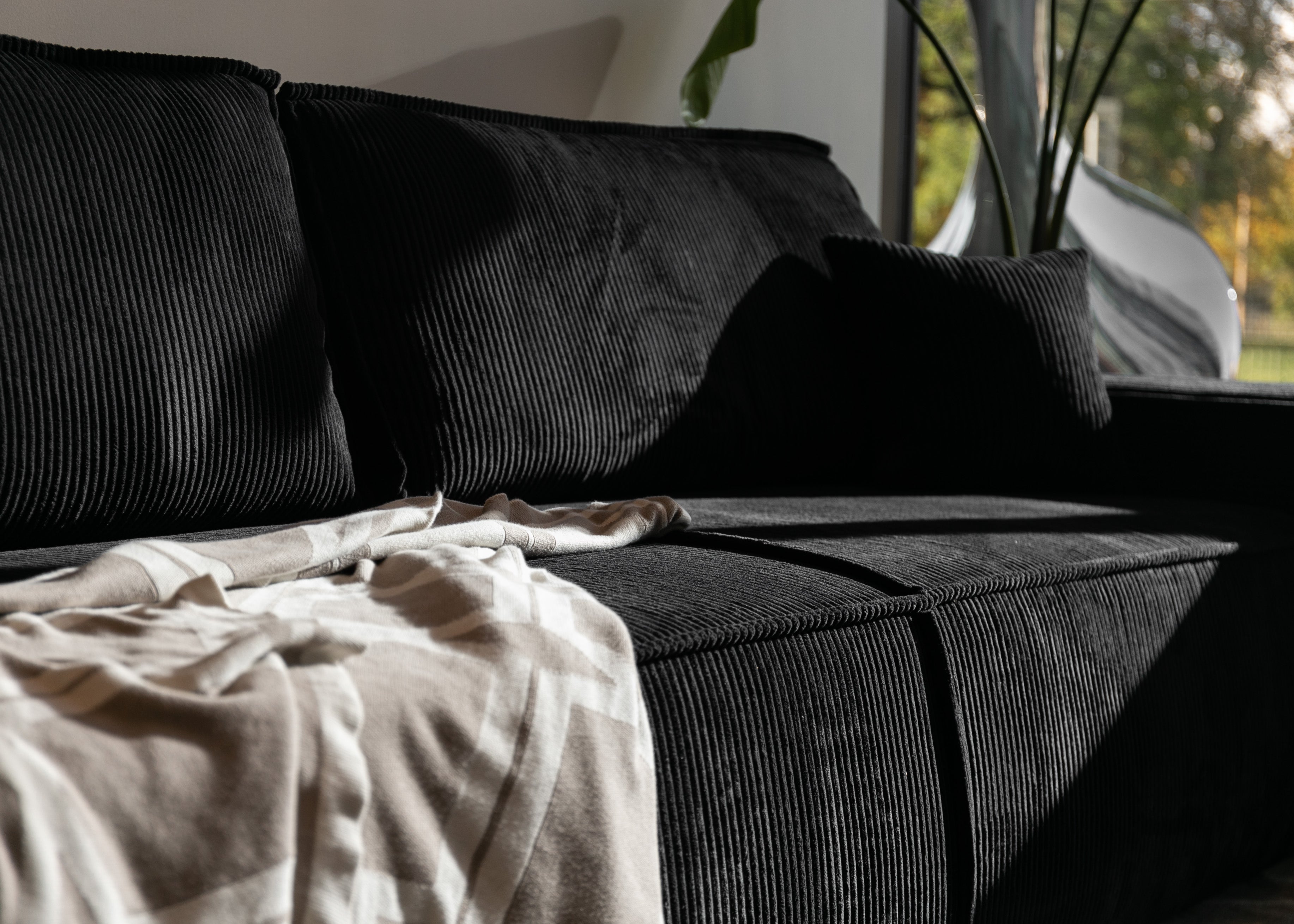 Dreisitziges ausziehbares Sofa Farese mit Stauraum, schwarz, Cordstoff