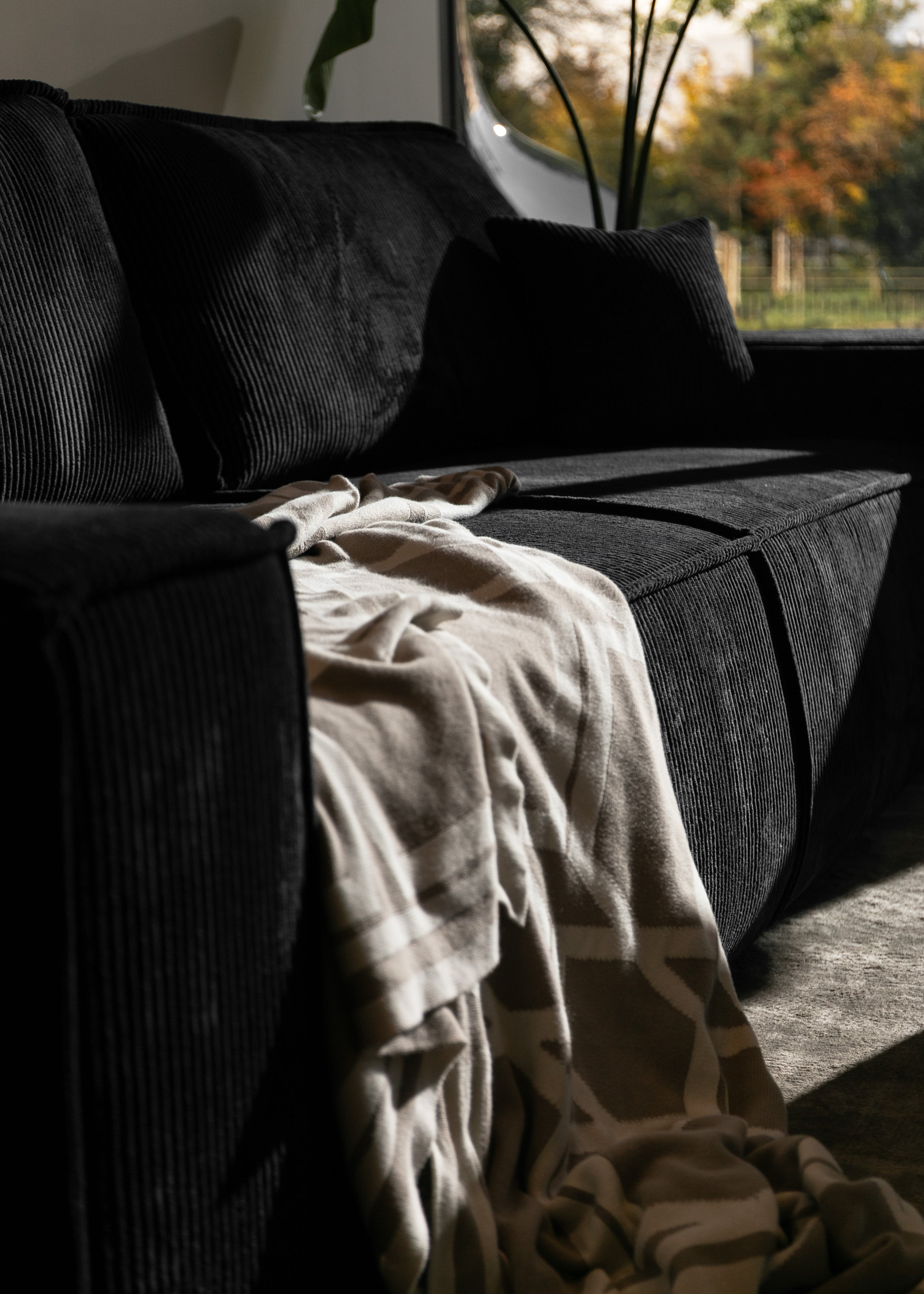 Dreisitziges ausziehbares Sofa Farese mit Stauraum, schwarz, Cordstoff
