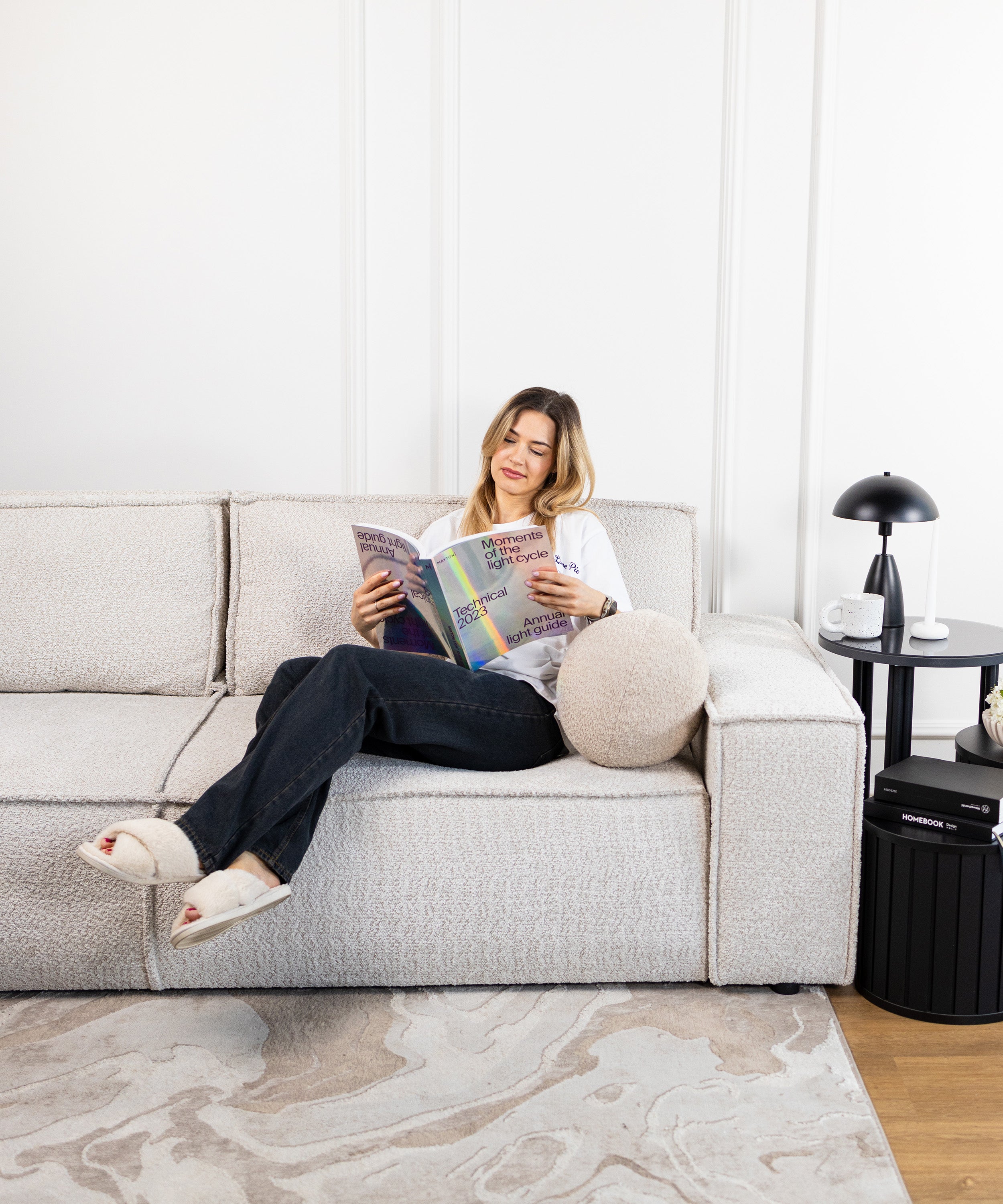 Dreisitziges Schlafsofa Farese mit Stauraum, cremefarbenes Bouclé