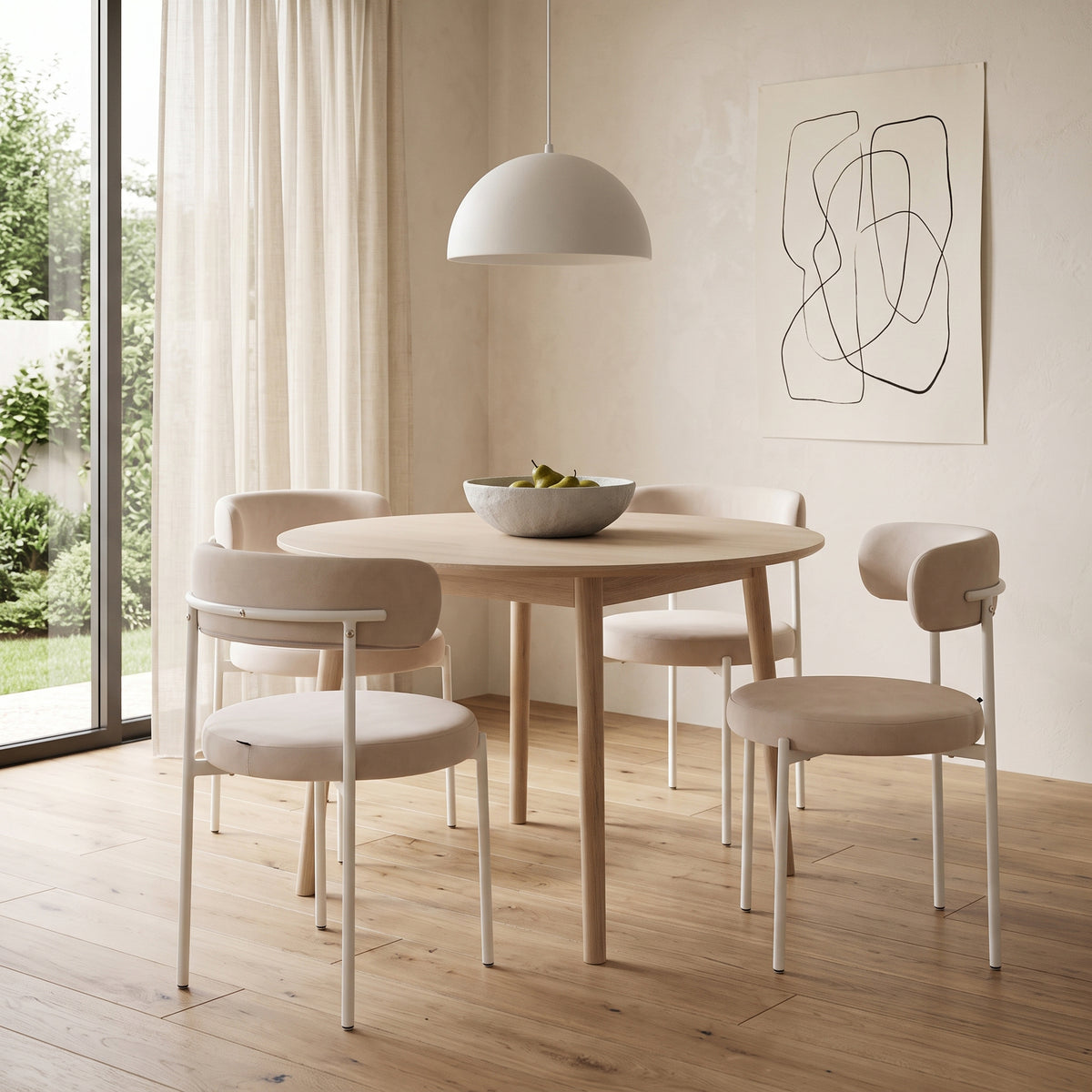 Polsterstuhl Femiss in hellem Beige, pflegeleichter Velours, auf weißen Beinen