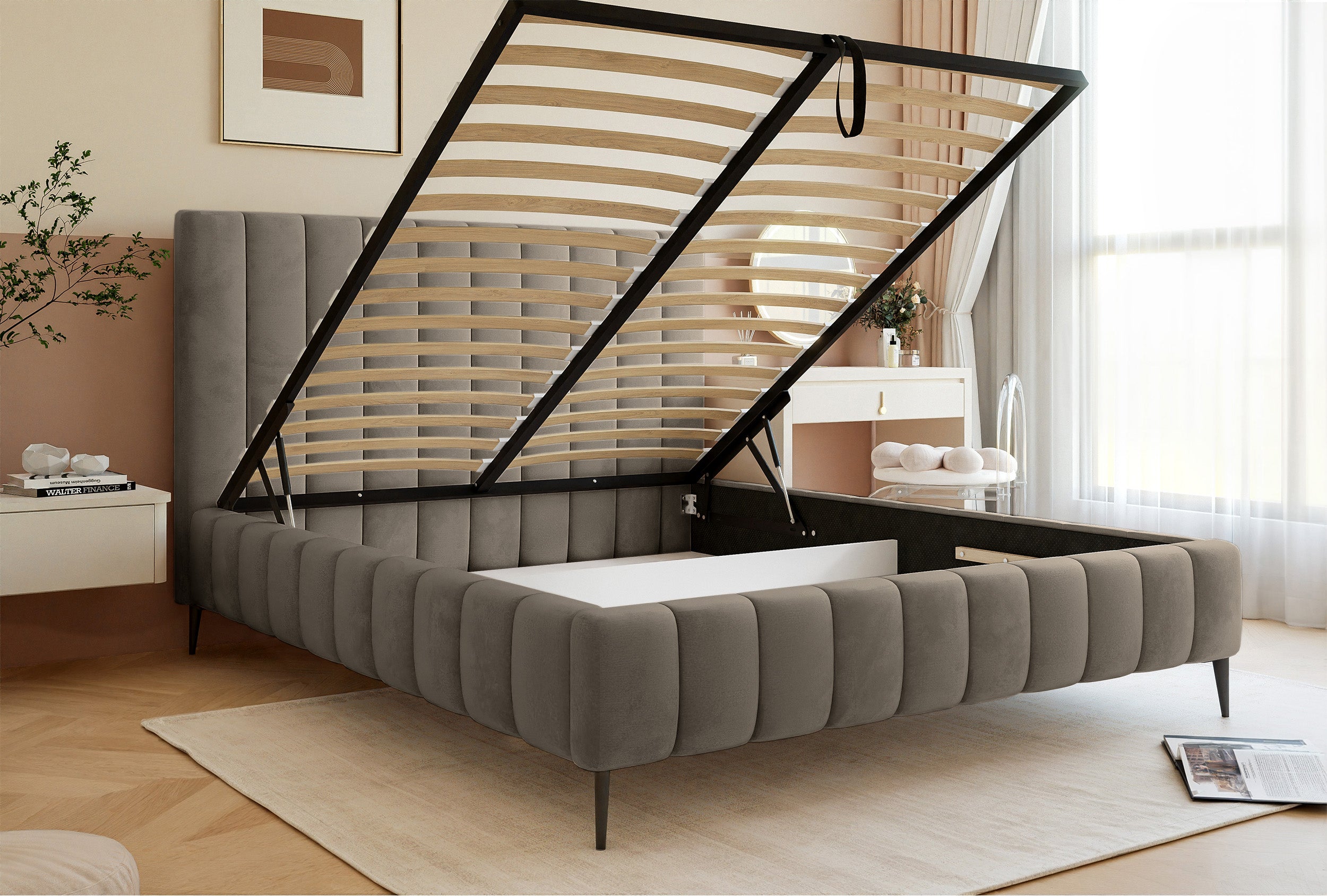 Gepolstertes Bett 160x200 cm Fiarro mit Bettkasten, grau-beiges Samt, Metallrahmen auf hohen Beinen
