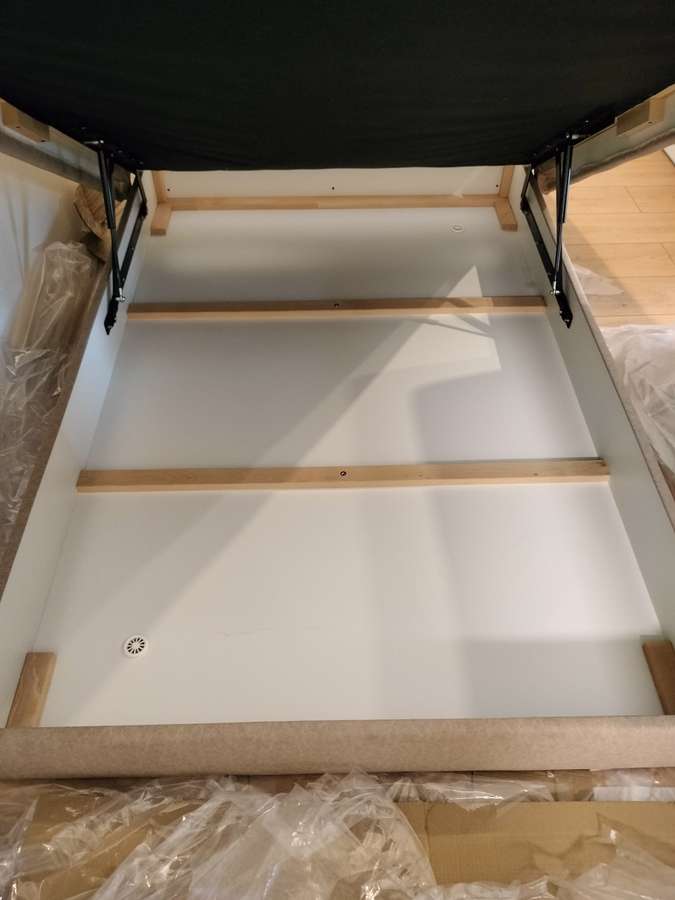 Kontinentales Bett 140x200 cm Rektango mit Stauraum und Topper, grafischer Samt